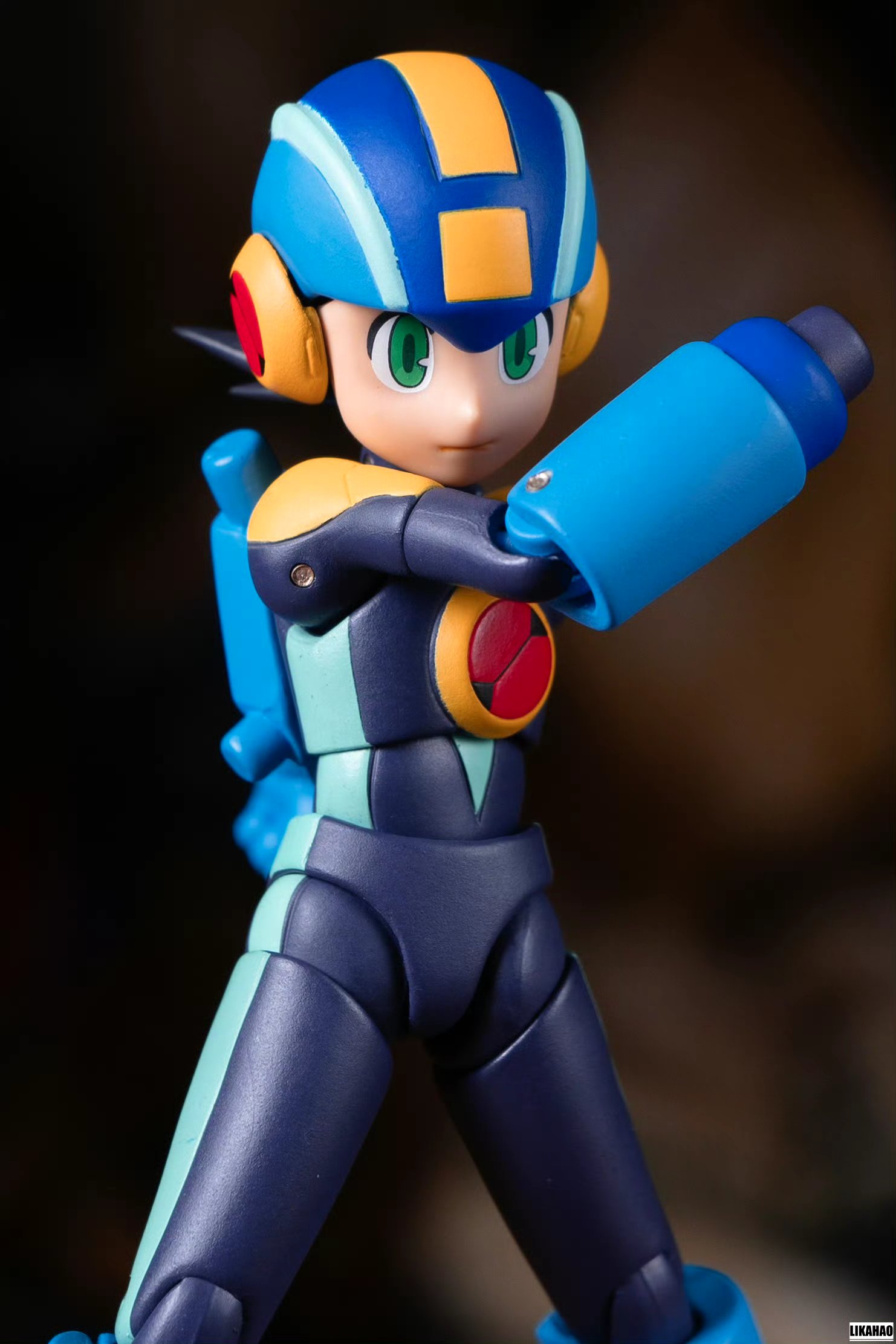 模型欣赏:千值练 网络英雄洛克人exe,展现了其造型与各种装备,洛克人