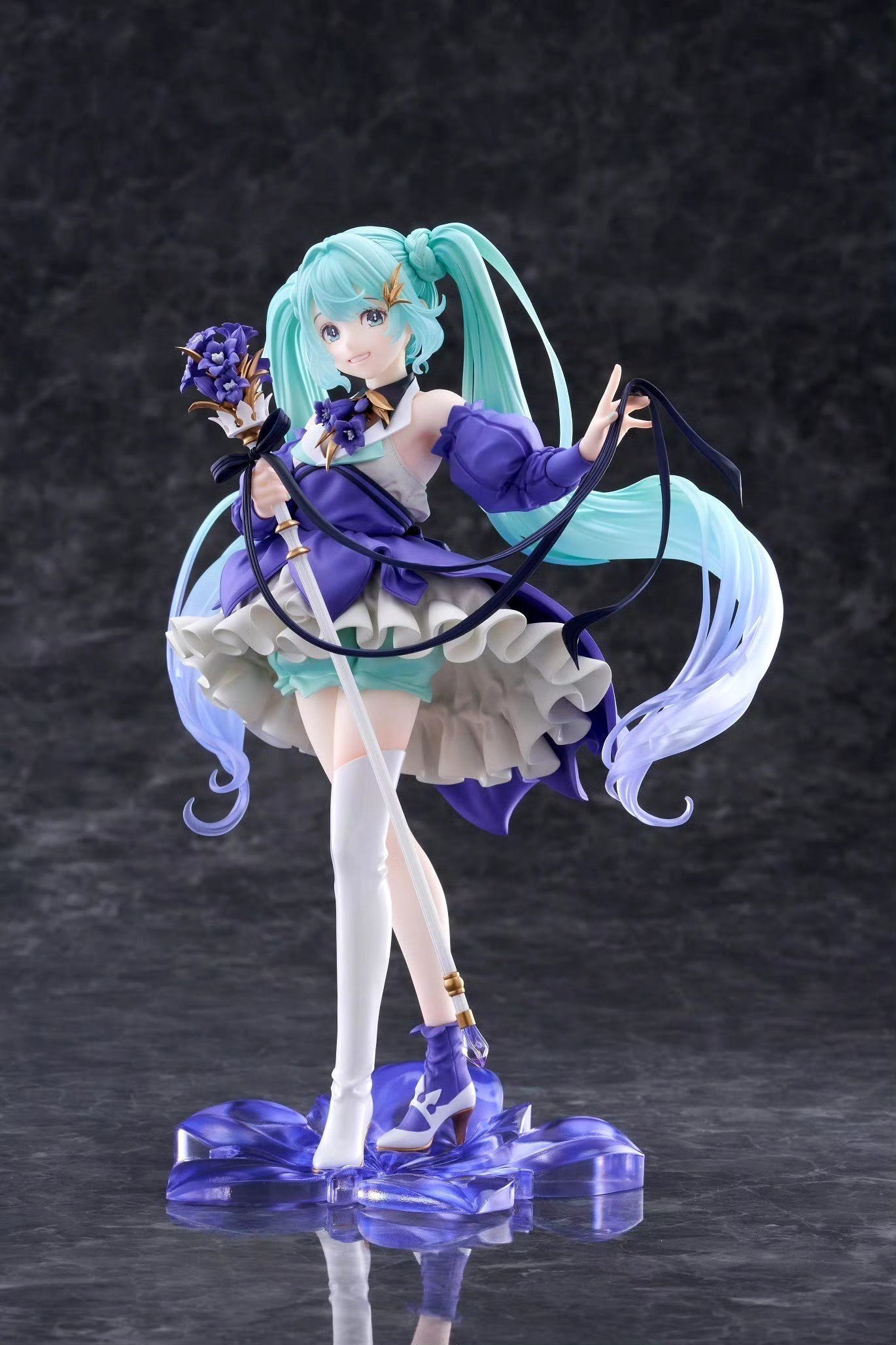 手办中的初音未来身穿精美的服装,服装上带有花朵元素,展现出独特的