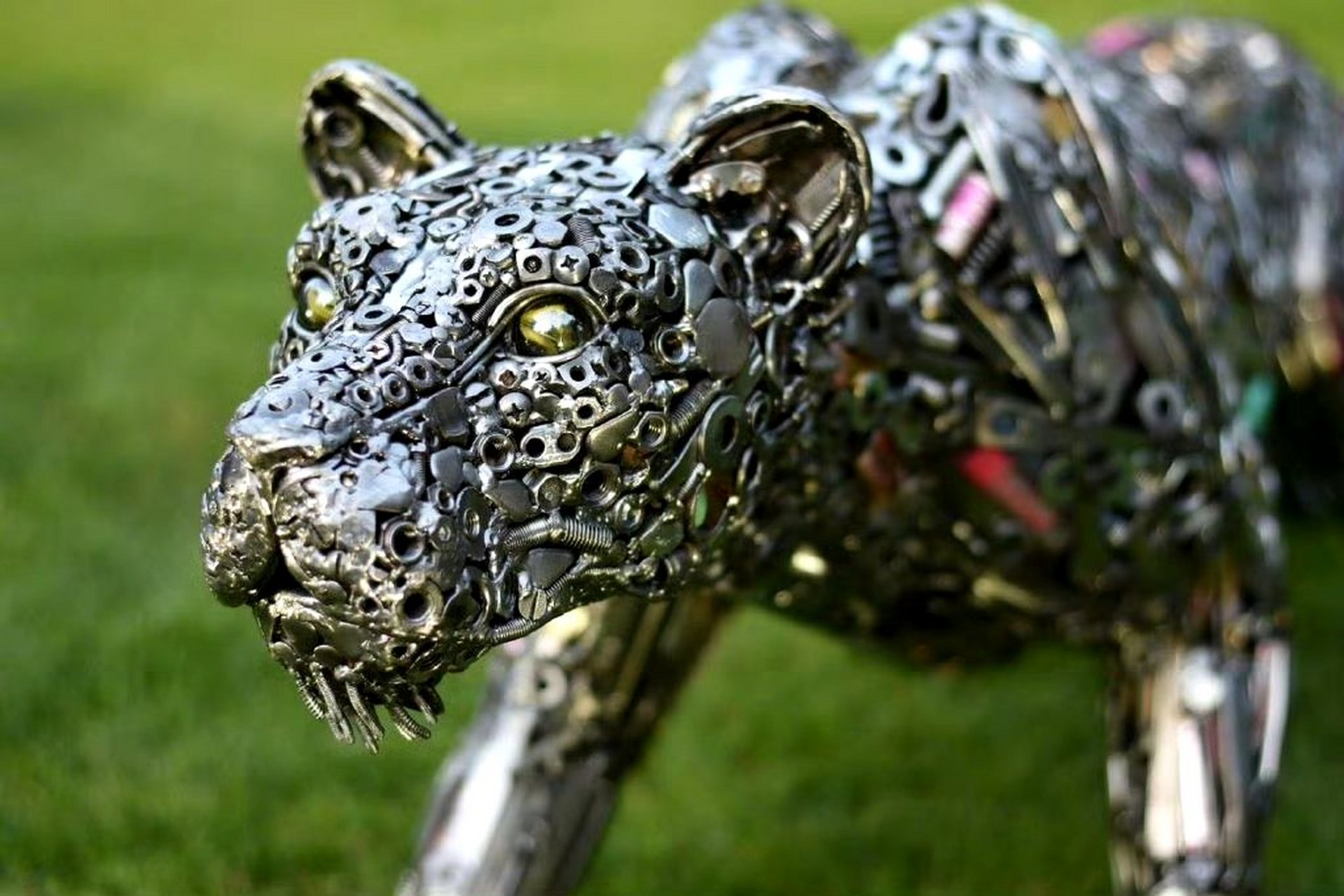 艺术家 brian mock利用回收旧金属焊接的动物雕塑作品,有种机械生命体