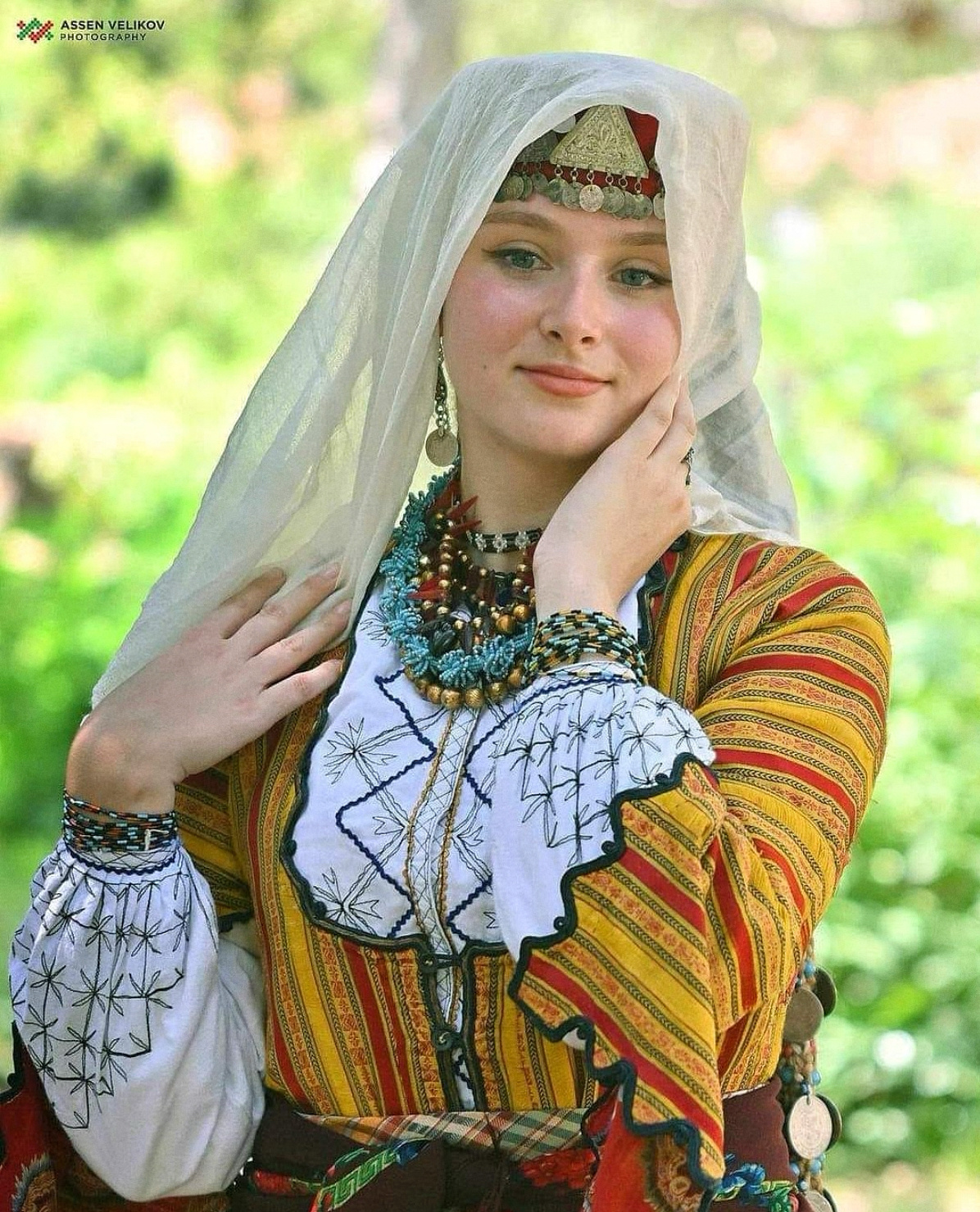 摄影师assen velikov拍摄的一组保加利亚波马克女孩的照片,她们身着