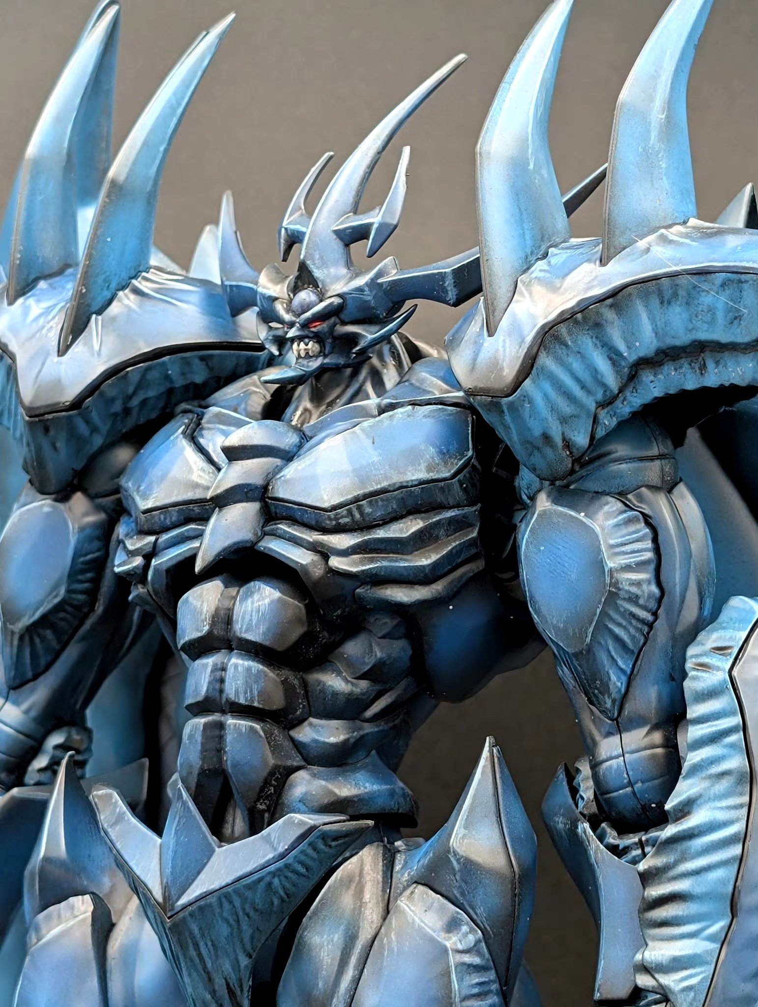 在动漫中,欧贝利斯克之巨神兵拥有强大的神力,外形威