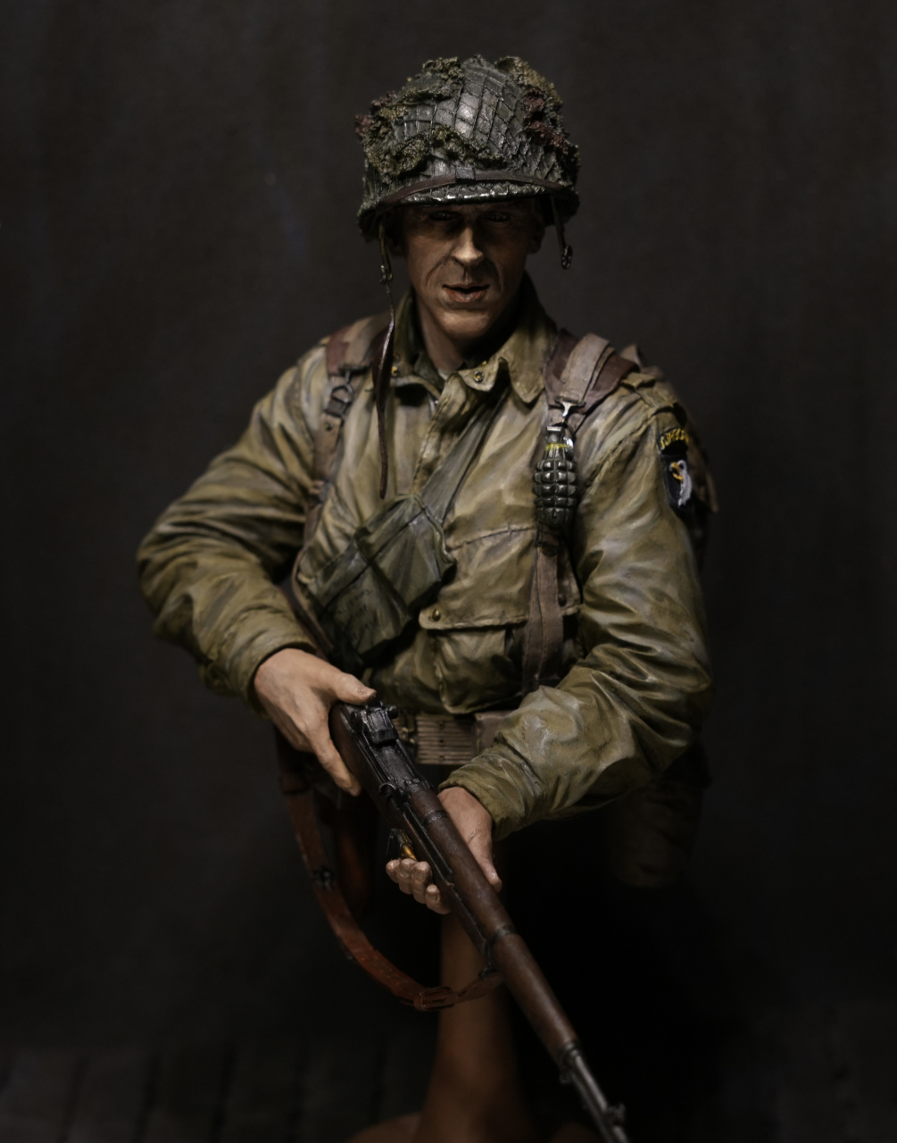 模型欣赏:一组美军二战军官胸像雕像,应该是101空降师506团2营e连连长