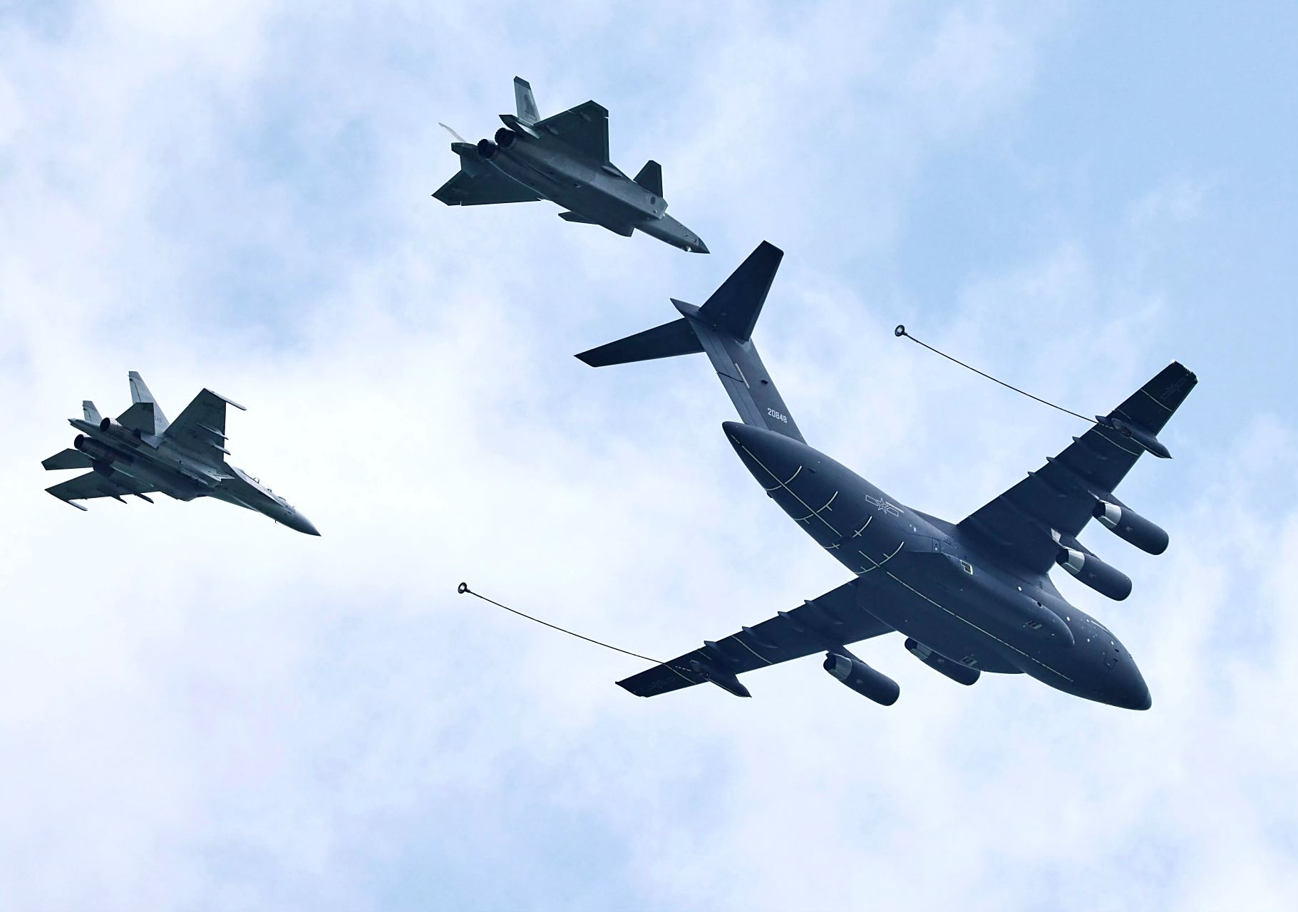 战机欣赏:中国空军 运油-20加油机与歼-20,歼-16战斗机编队飞行,by 航