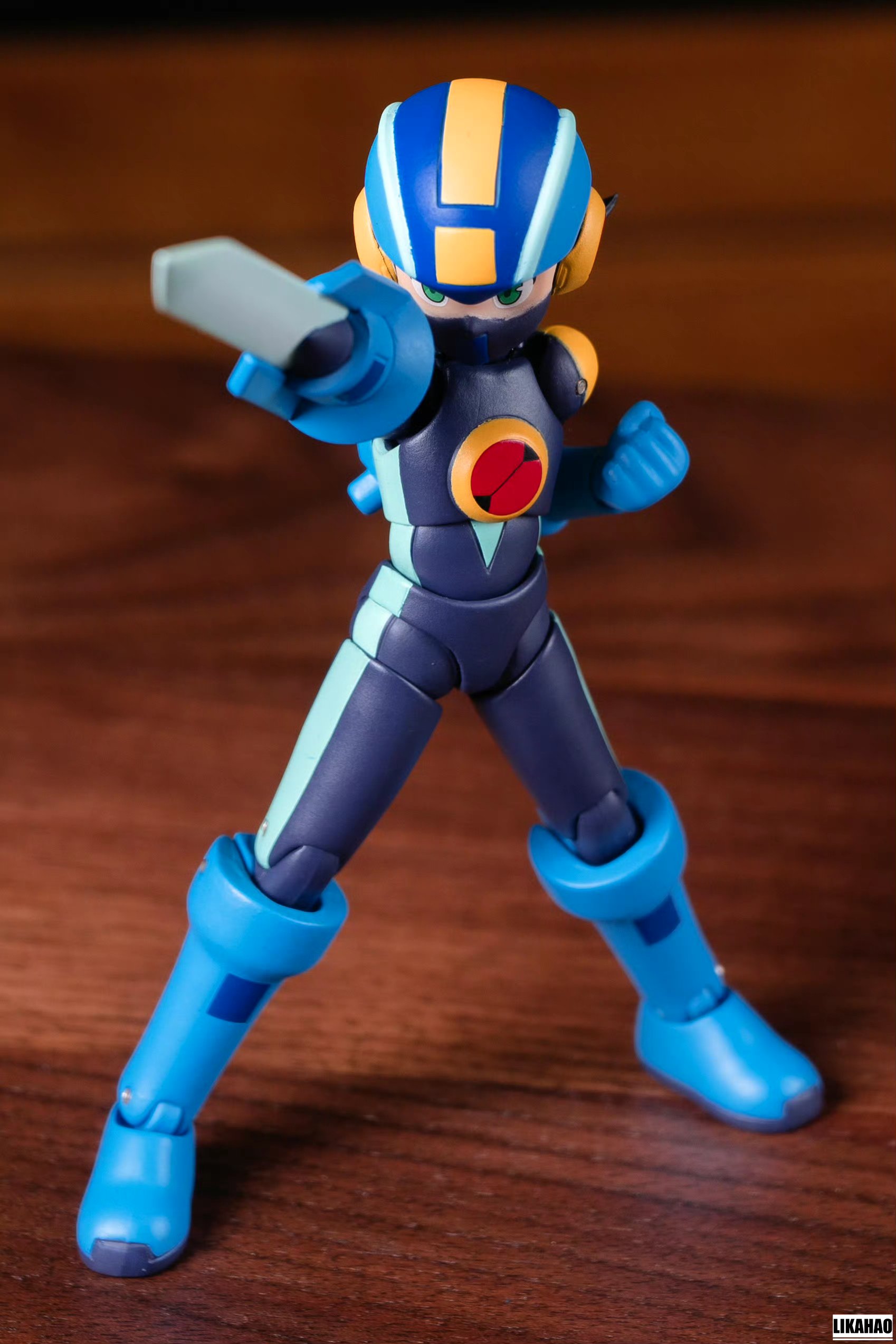 模型欣赏:千值练 网络英雄洛克人exe,展现了其造型与各种装备,洛克人