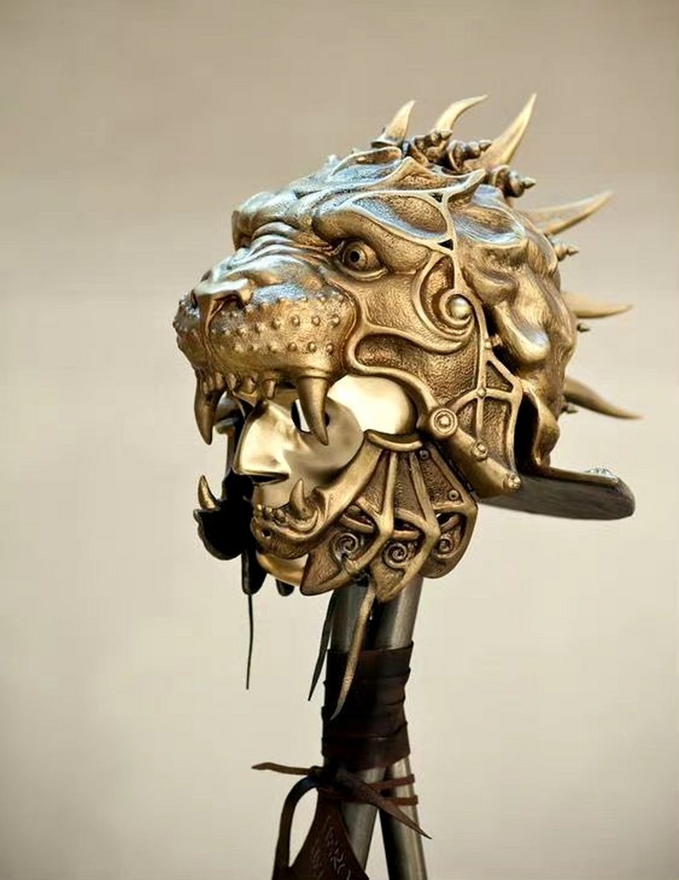 一组欧洲地区古代头盔照片欣赏,由青铜或者铁制作,风格与样式十分复杂