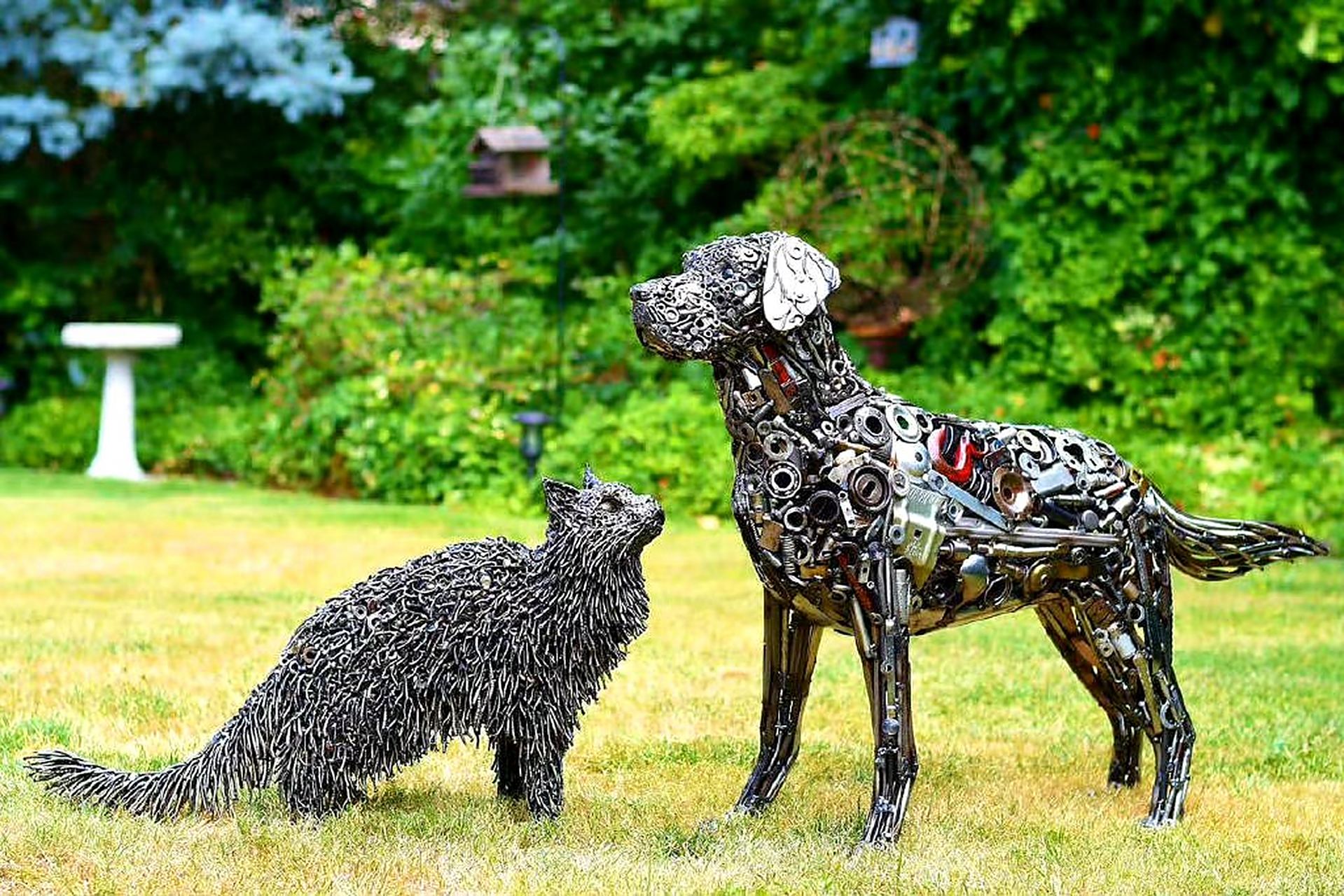 艺术家 brian mock利用回收旧金属焊接的动物雕塑作品,有种机械生命体