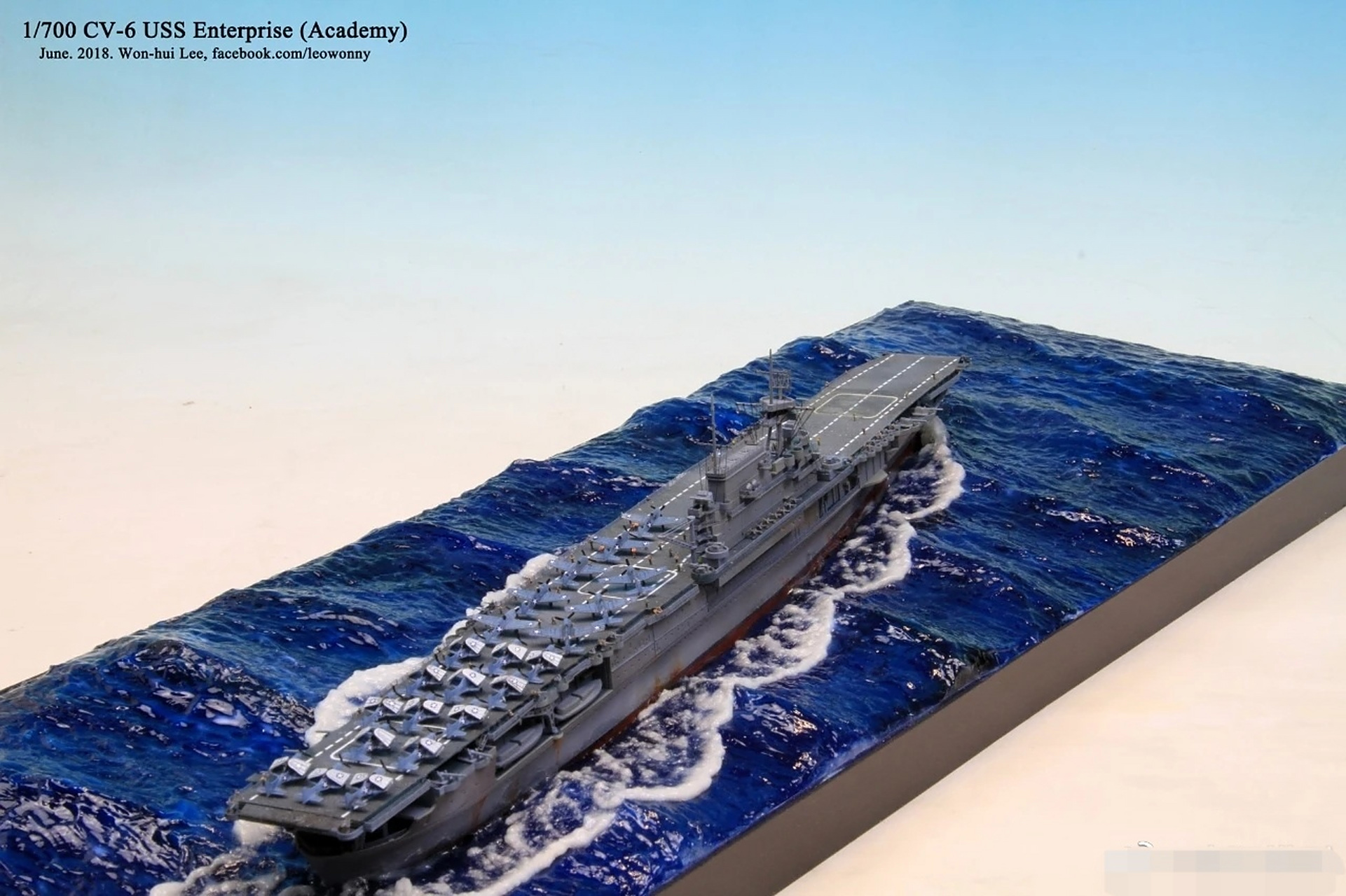 军模欣赏:海面疾驰的美军企业号航空母舰,比例1/700.