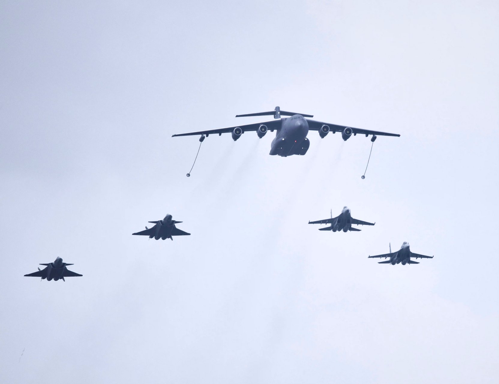 战机欣赏:中国空军 运油-20加油机与歼-20,歼-16战斗机编队飞行,by 航