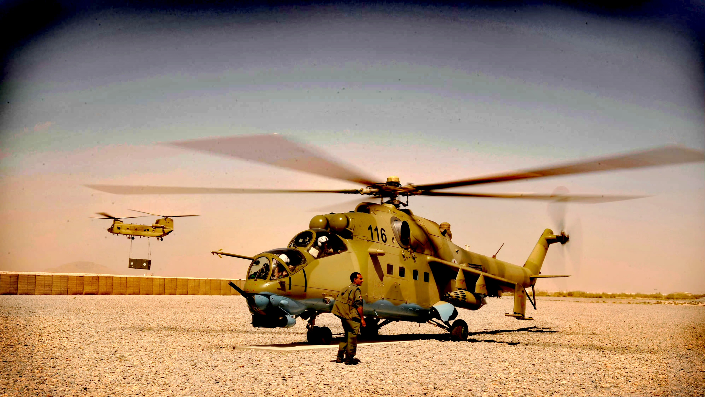 直升机欣赏:俄罗斯 米里设计局 米-24/米-35"雌鹿"武装直升机,是前