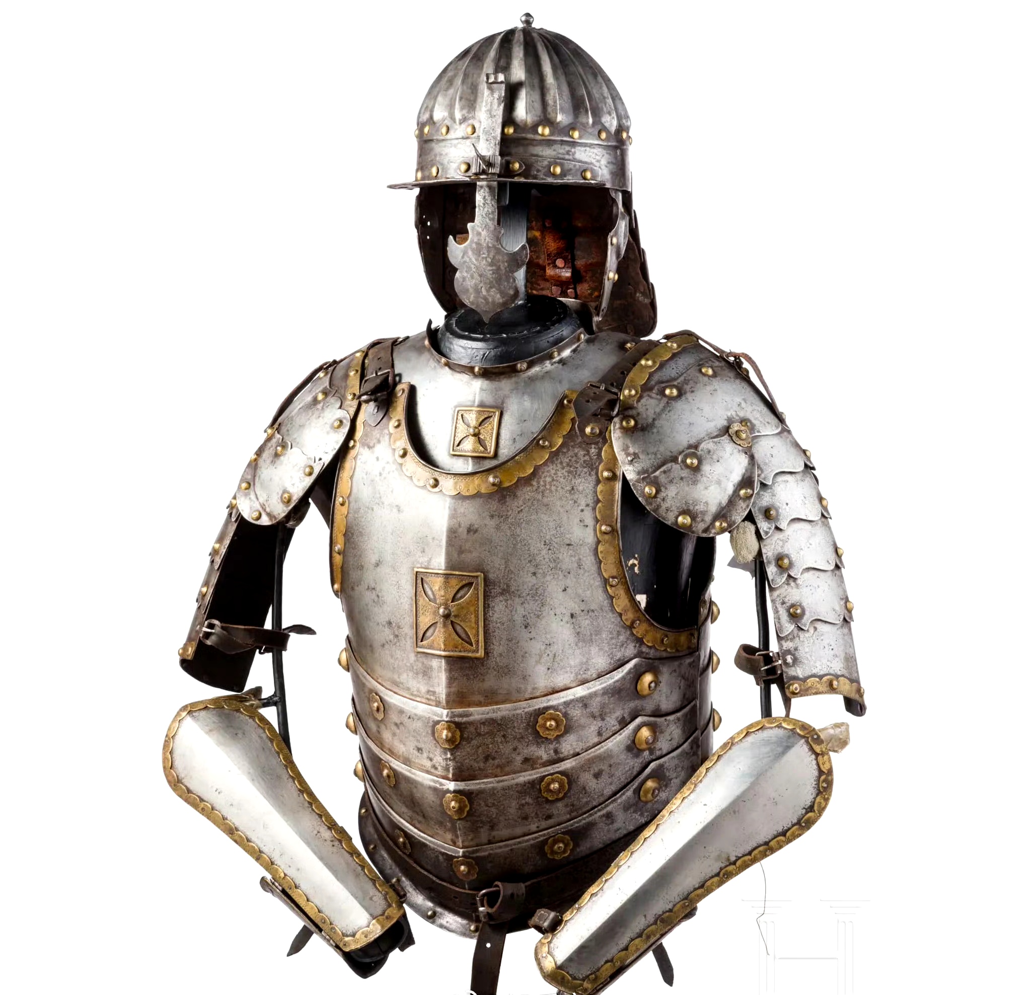 主体为钢制,饰以黄铜配件,包括一顶zischgge头盔和上半身的防护结构