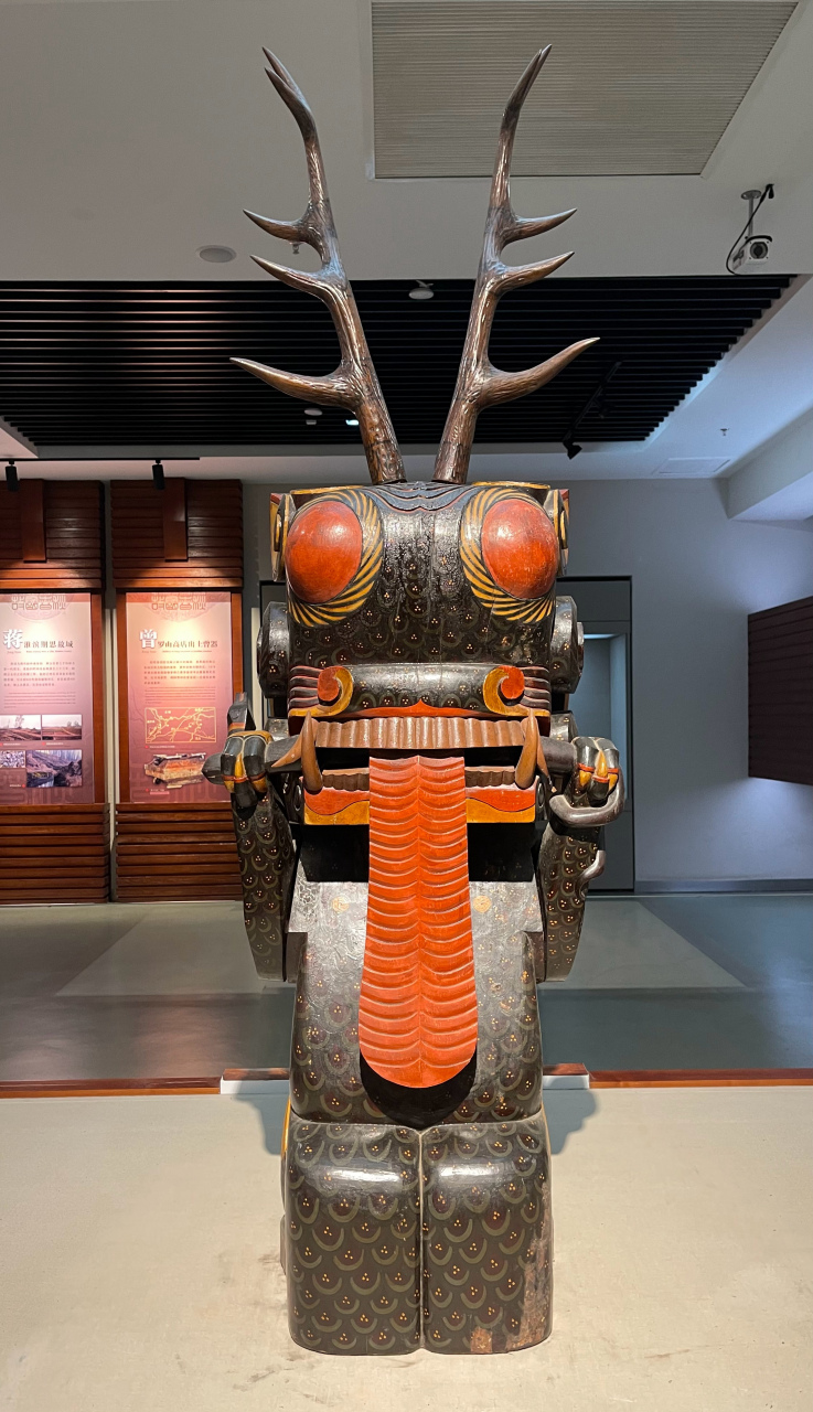 河南信阳博物馆收藏的战国镇墓兽,这个造型太可爱了,有q版假面骑士的