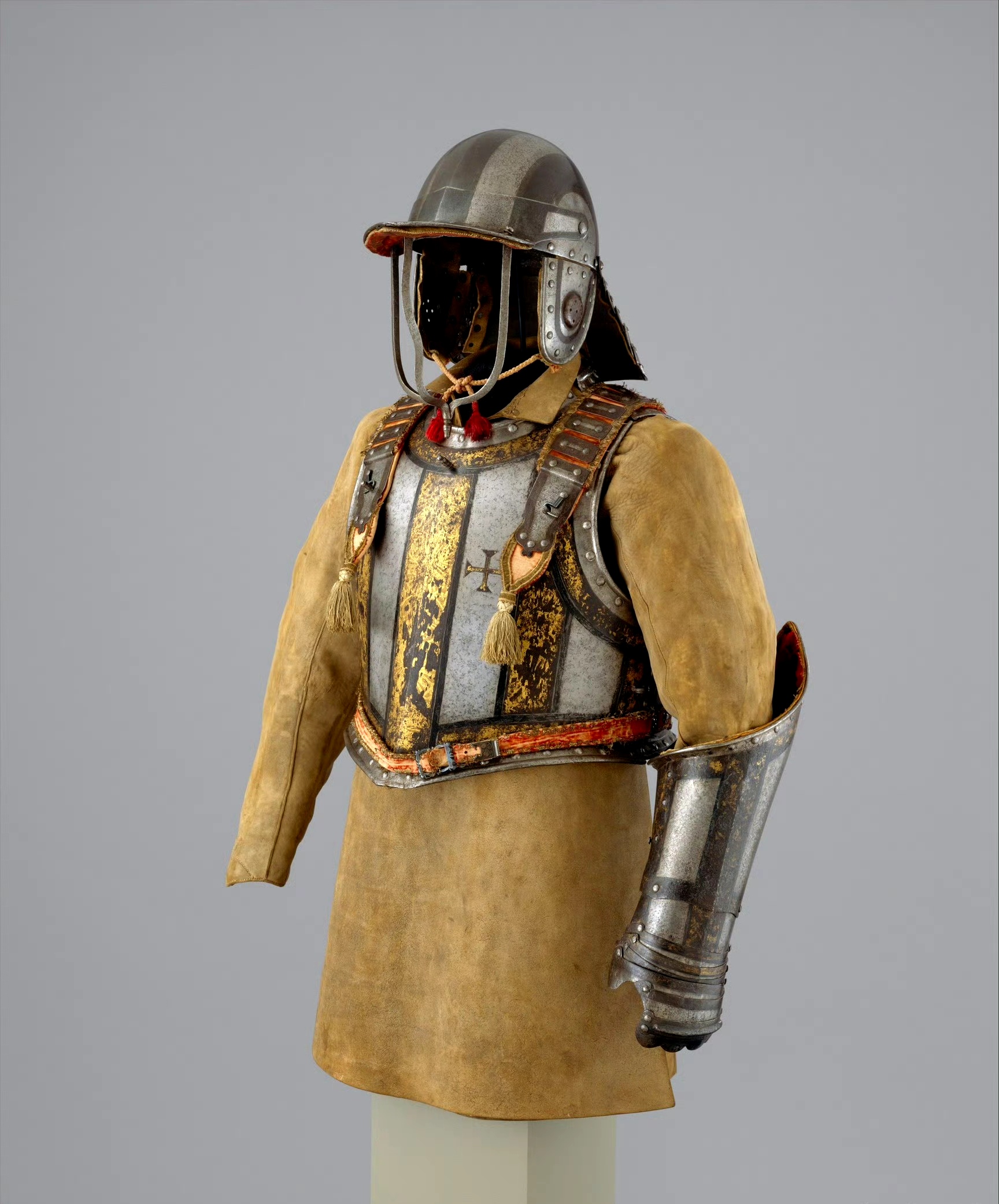 这套盔甲的胸甲部分一般认为属于属于葡萄牙国王佩德罗二世