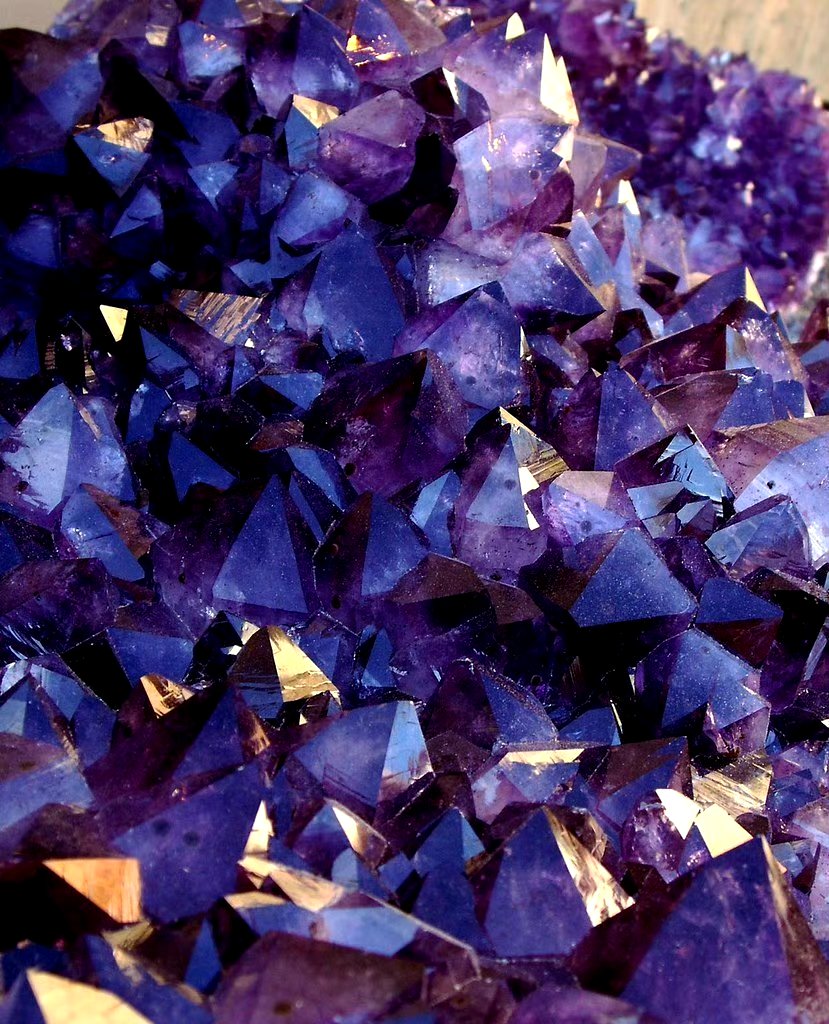 分享一组矿石晶体照片,由于所含元素不同,展现出不同的色彩