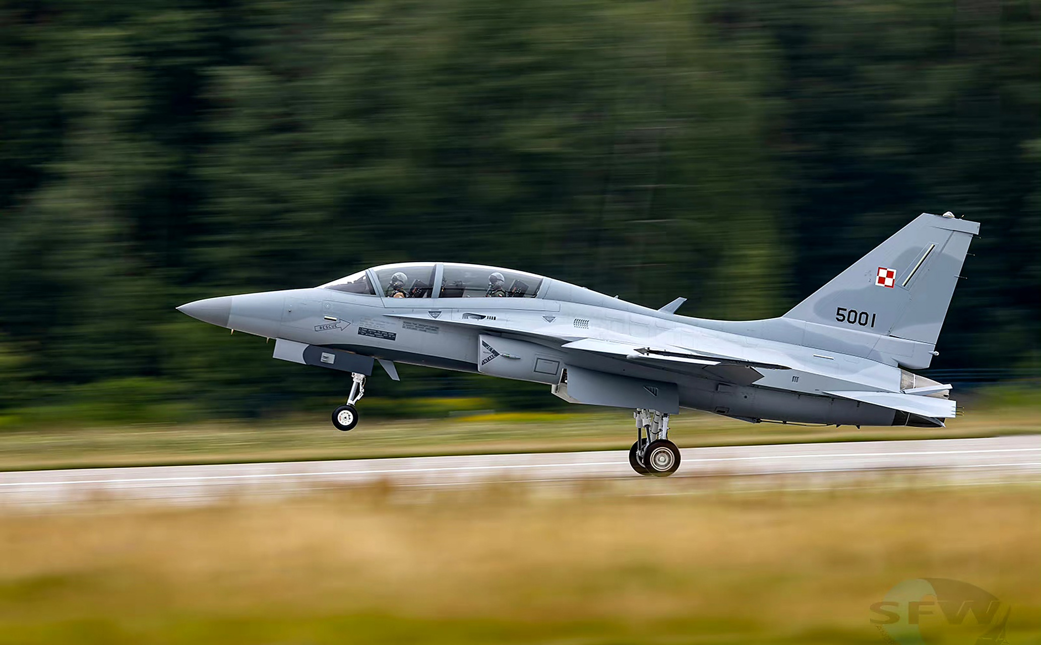 战机欣赏:波兰 fa-50战斗教练机,by andrzej rogucki.