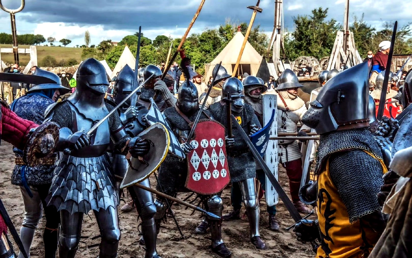 danielo auteur拍摄的一组重演照片,再现了中世纪晚期欧洲骑士的装束