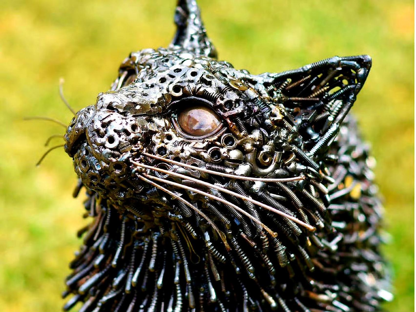 艺术家 brian mock利用回收旧金属焊接的动物雕塑作品,有种机械生命体