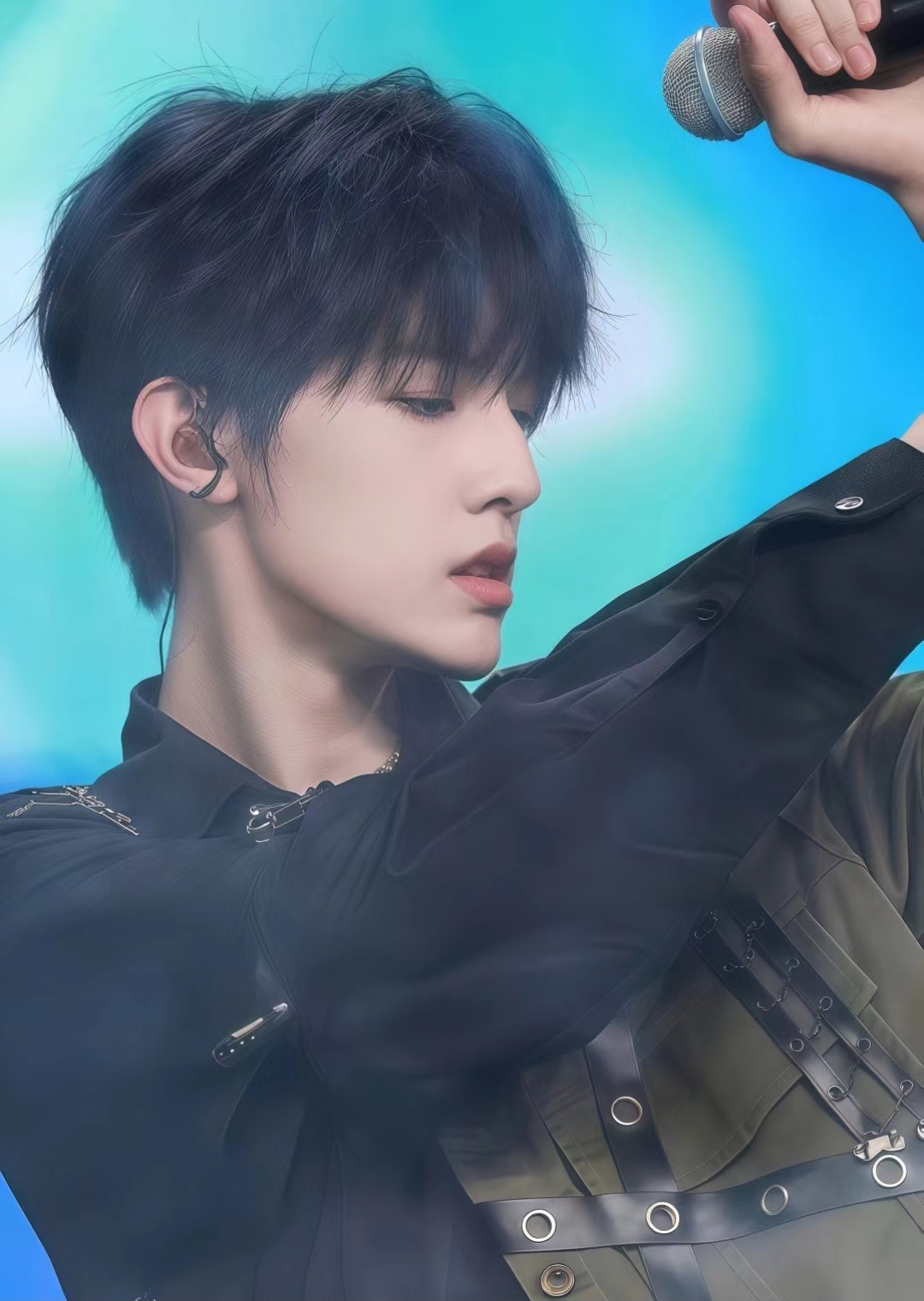 张泽禹侧颜好绝#张泽禹# #张泽禹第一主唱