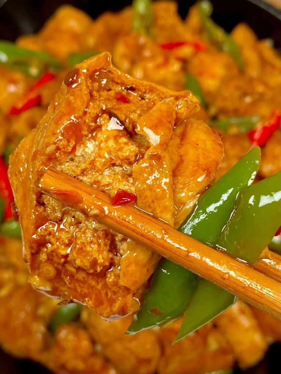 美食# #冬日暖胃美食合集# 麻辣豆腐泡 热气腾腾的麻辣豆腐泡,红绿