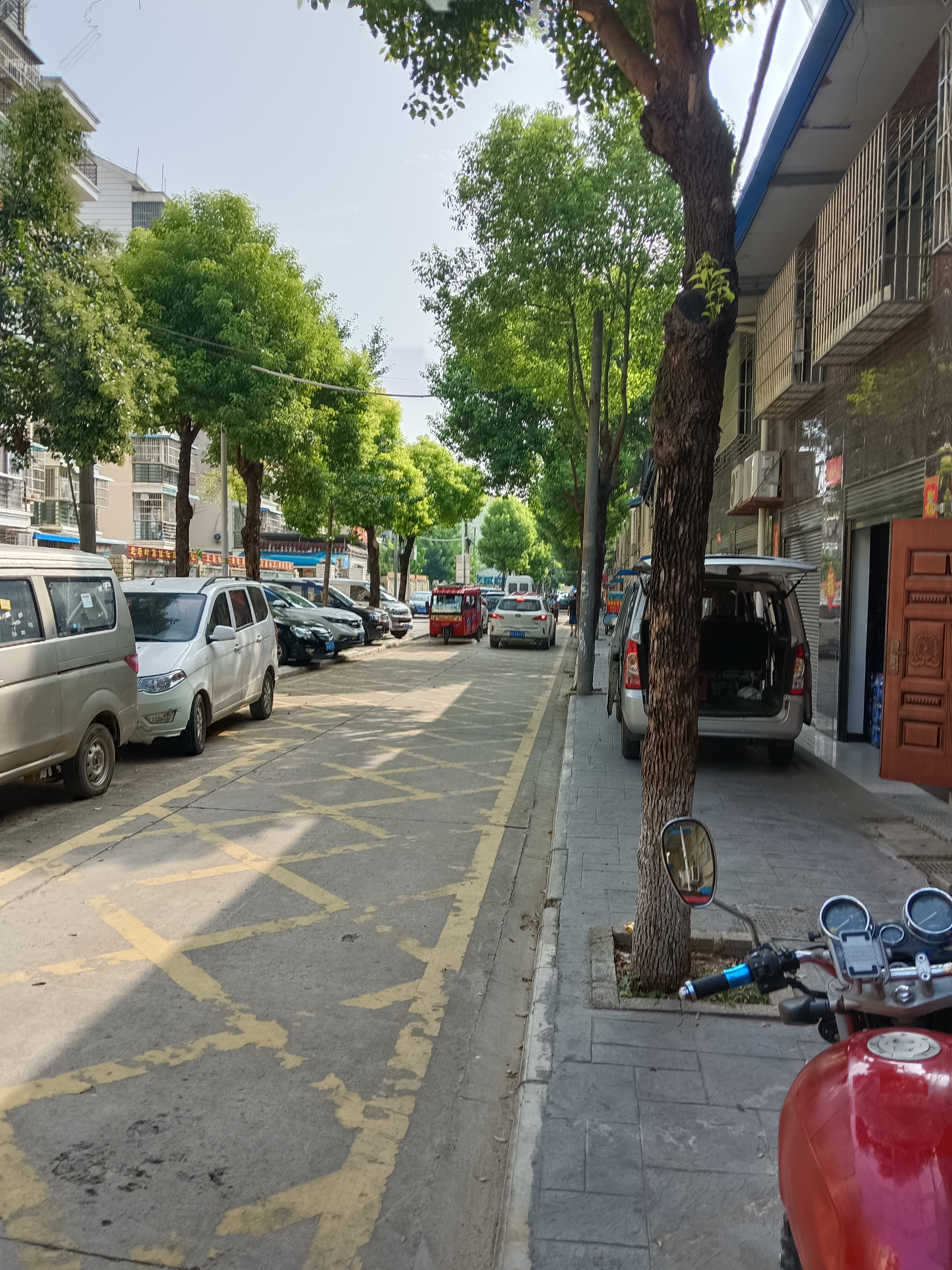 这就是武汉市东西湖区走马岭街道办事处,路走到这里城镇发展,还不如