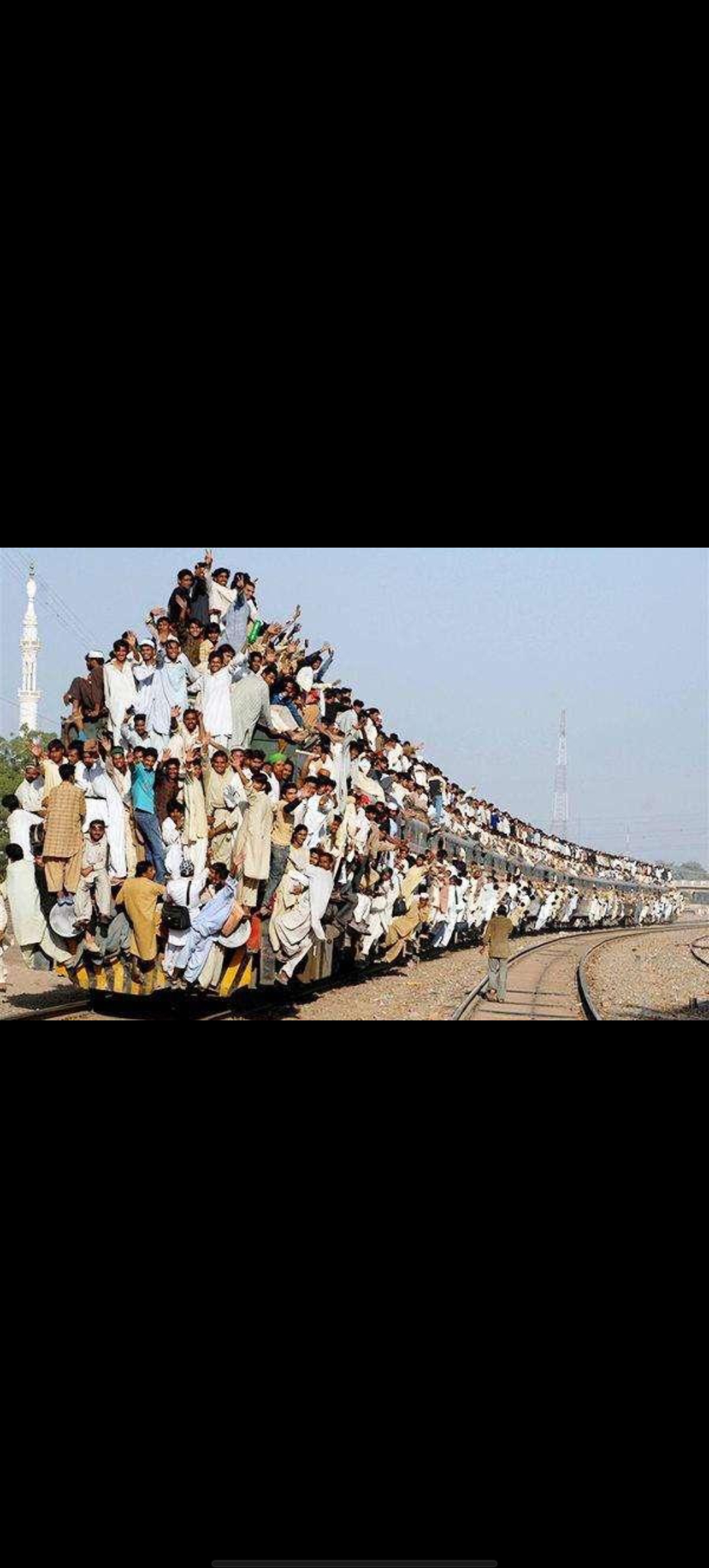 你们看印度人坐火车是开挂的人去,火车上面全都是人满为患.