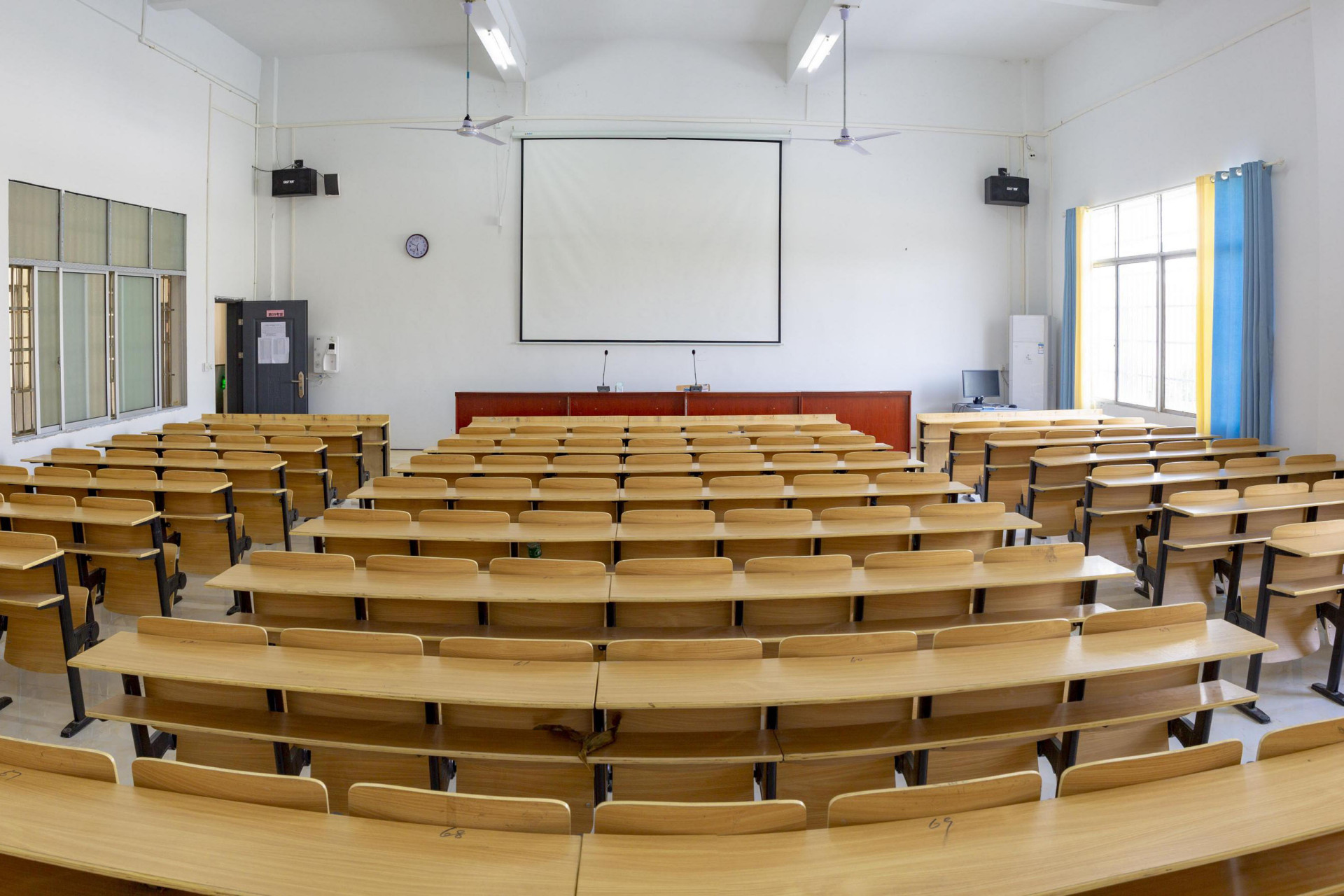 岳阳的一位男子举报了他的妻子,一位在平江县第三中学任心理课的教师