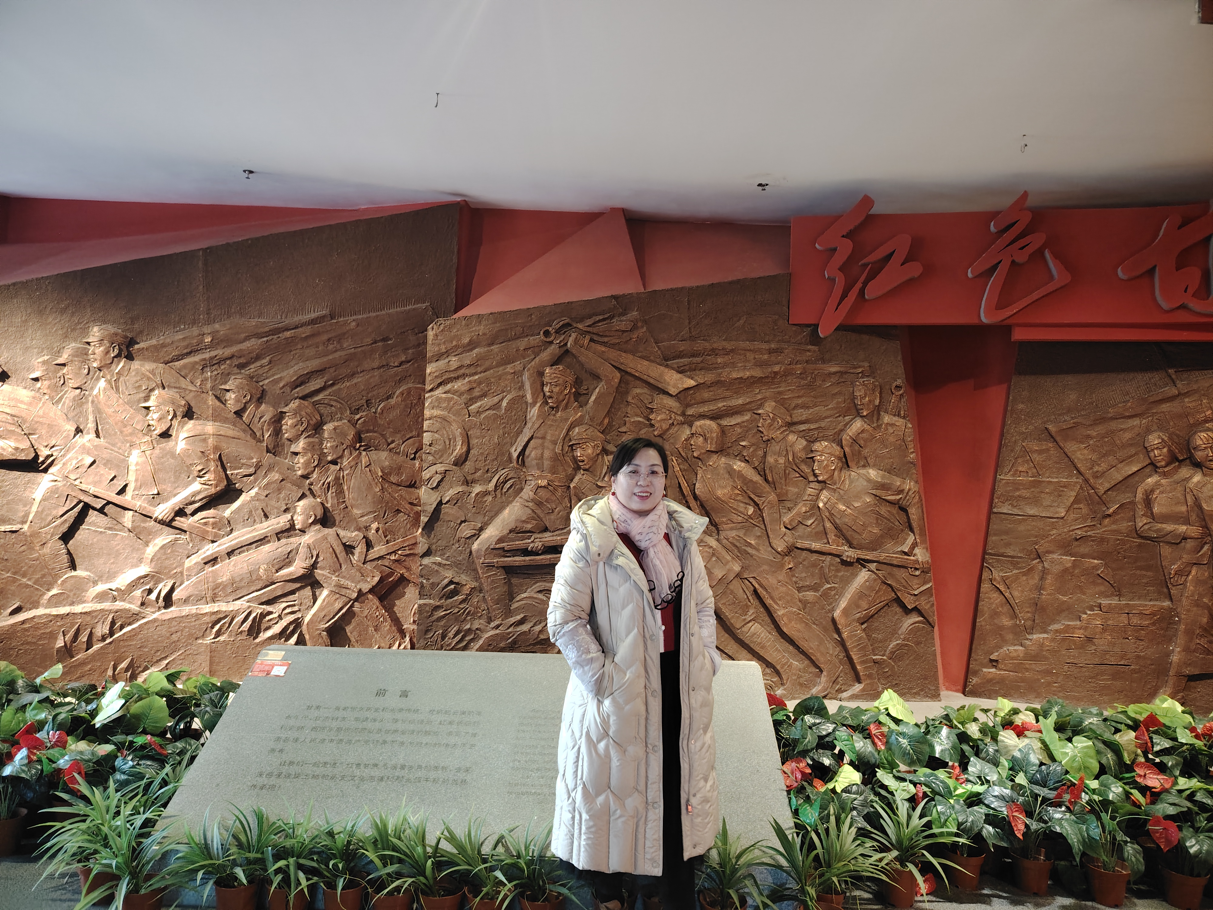 年过五十不青春,独来独往不合群 非是生来性