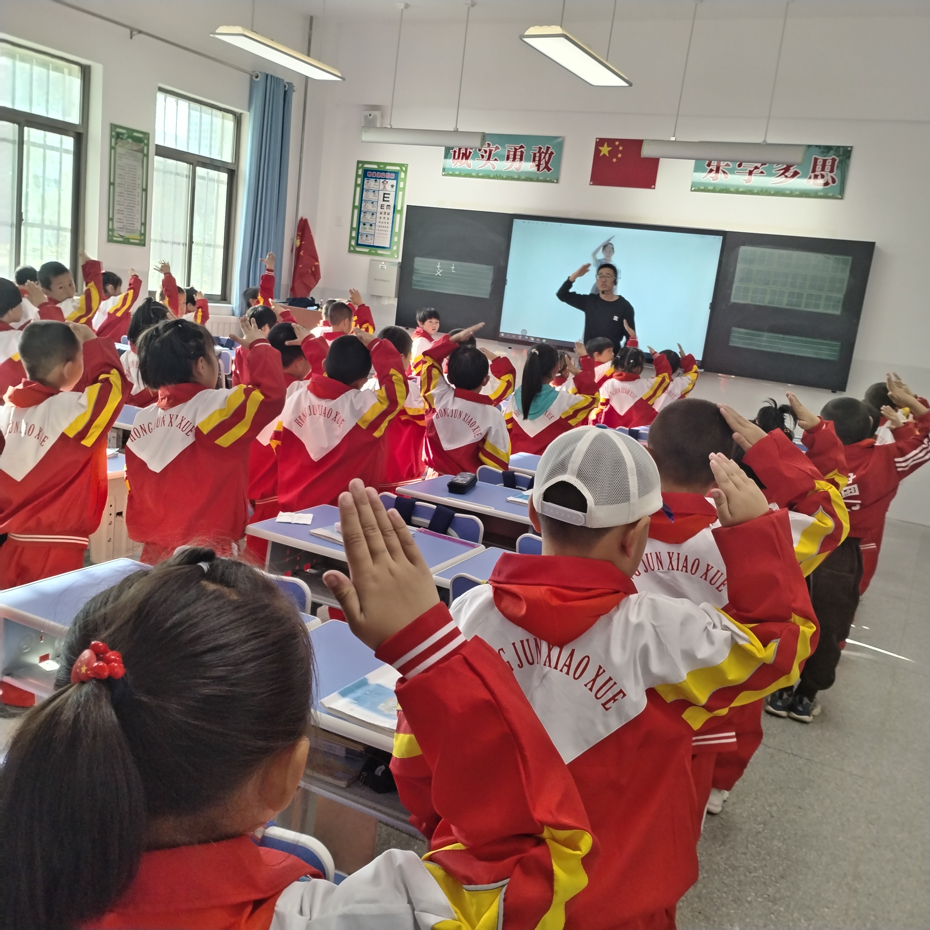 甘肃省会宁县红军小学一年级的学生们在王老师的指导下认真学习敬队礼