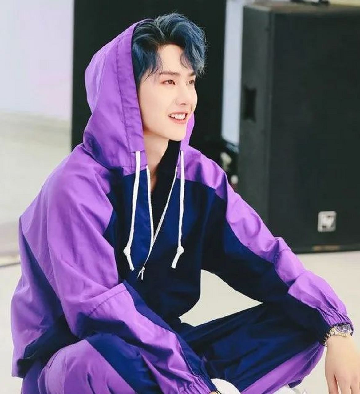 王一博的紫色运动风绝对让人记忆深刻,蓝色头发紫色运动服,活力十足.