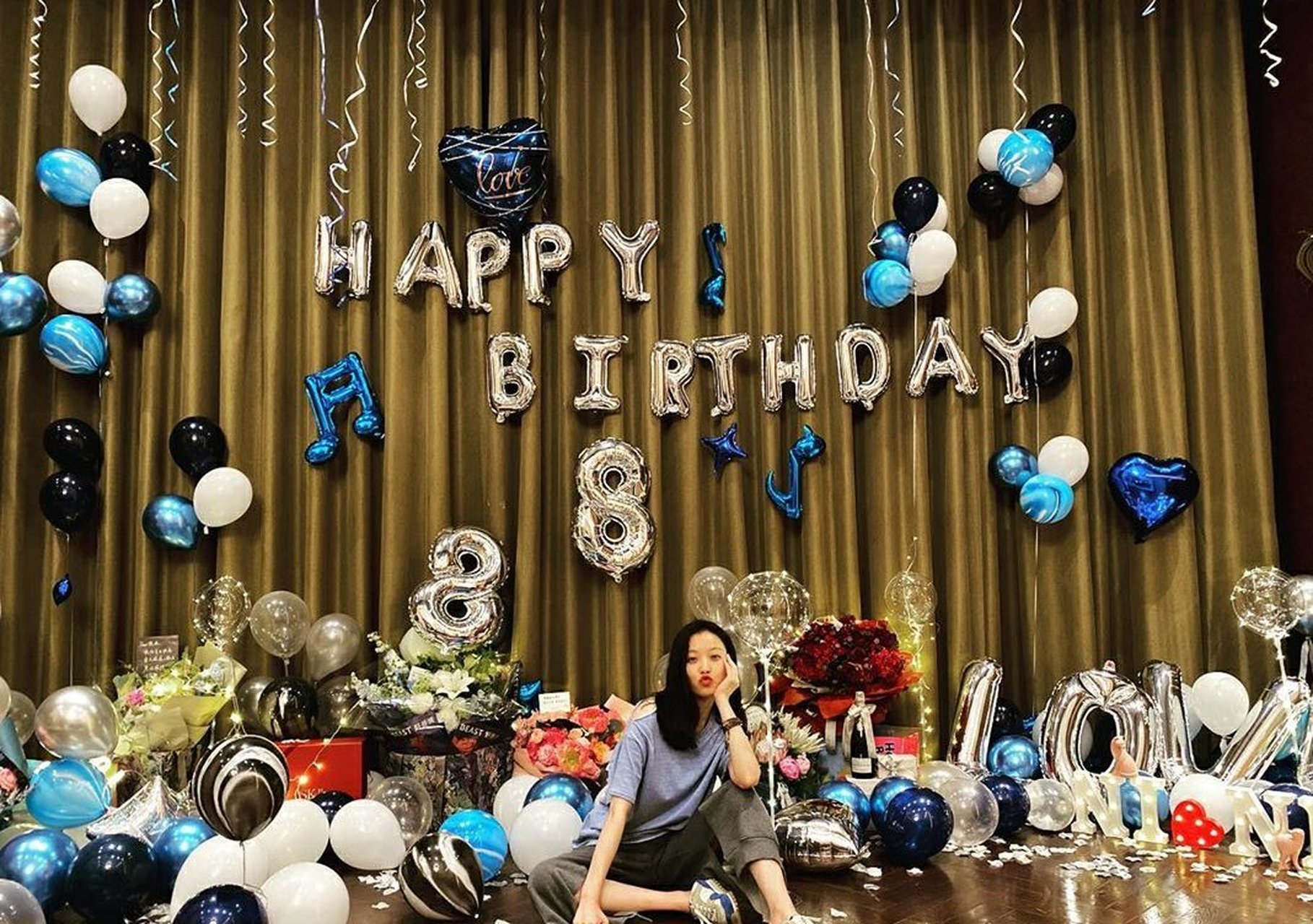 倪妮32岁生日派对的造型,与平日无异的休闲穿搭,一直是大方自然的随性