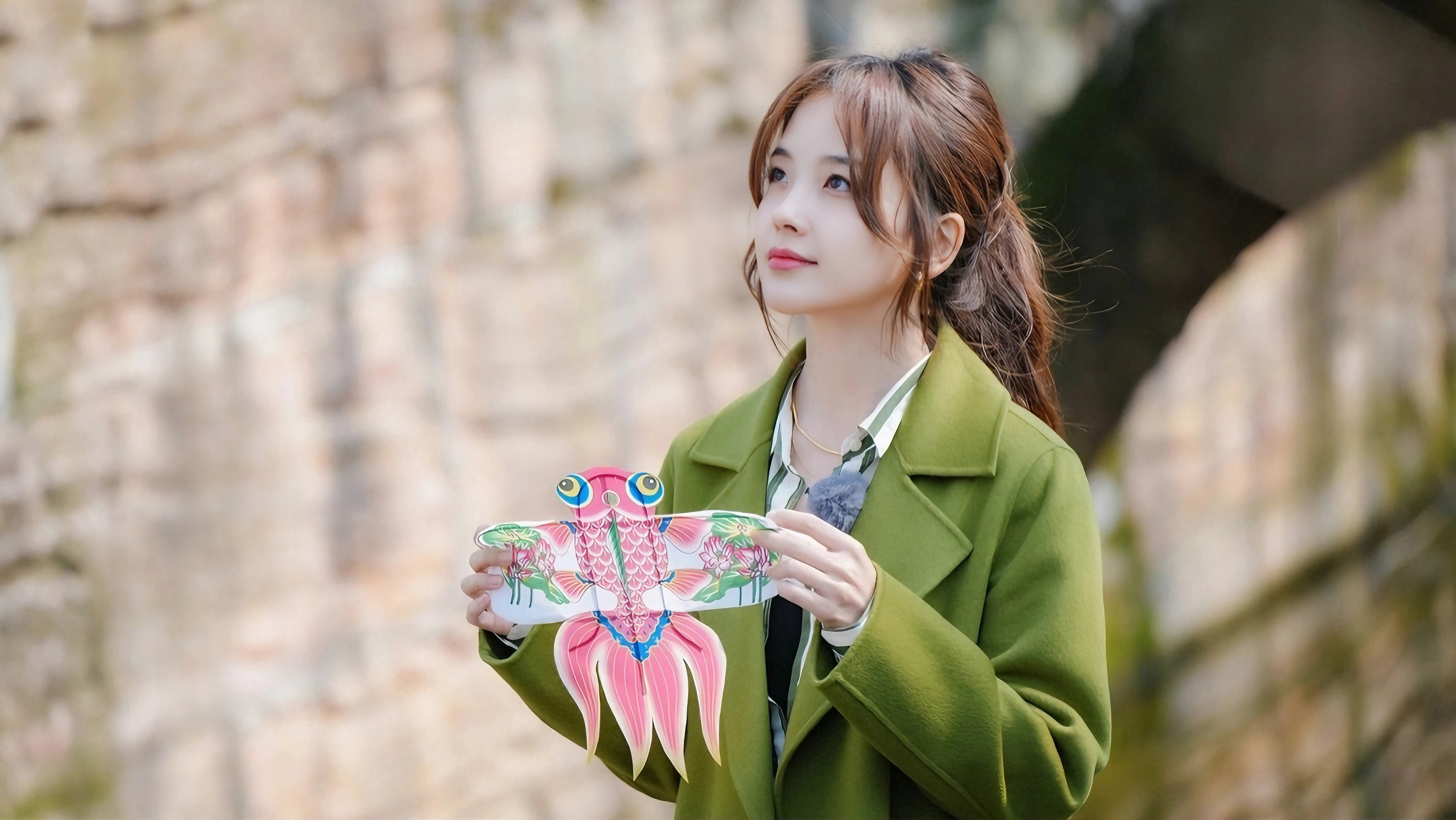 夏日田园风9194#壁纸# #王冰冰#   在这张照片中,冰冰姐身着一件