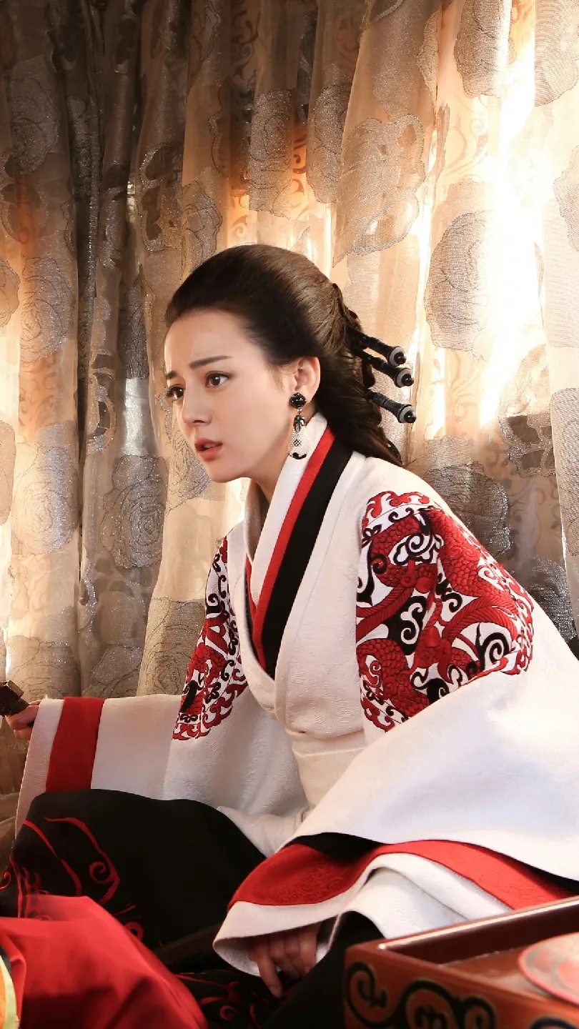 演的女帝气场强开,年仅24岁就能将女帝演绎的如此好[赞同]#迪丽热巴