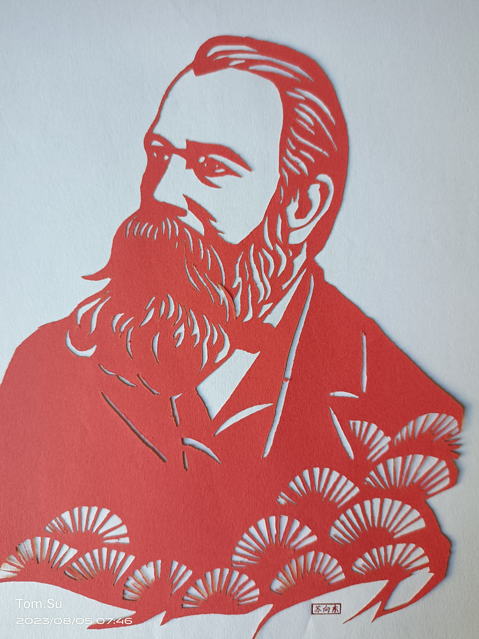 我以自己几年前亲手雕刻的这幅剪纸作品【恩格斯】,来表达对他的纪念.
