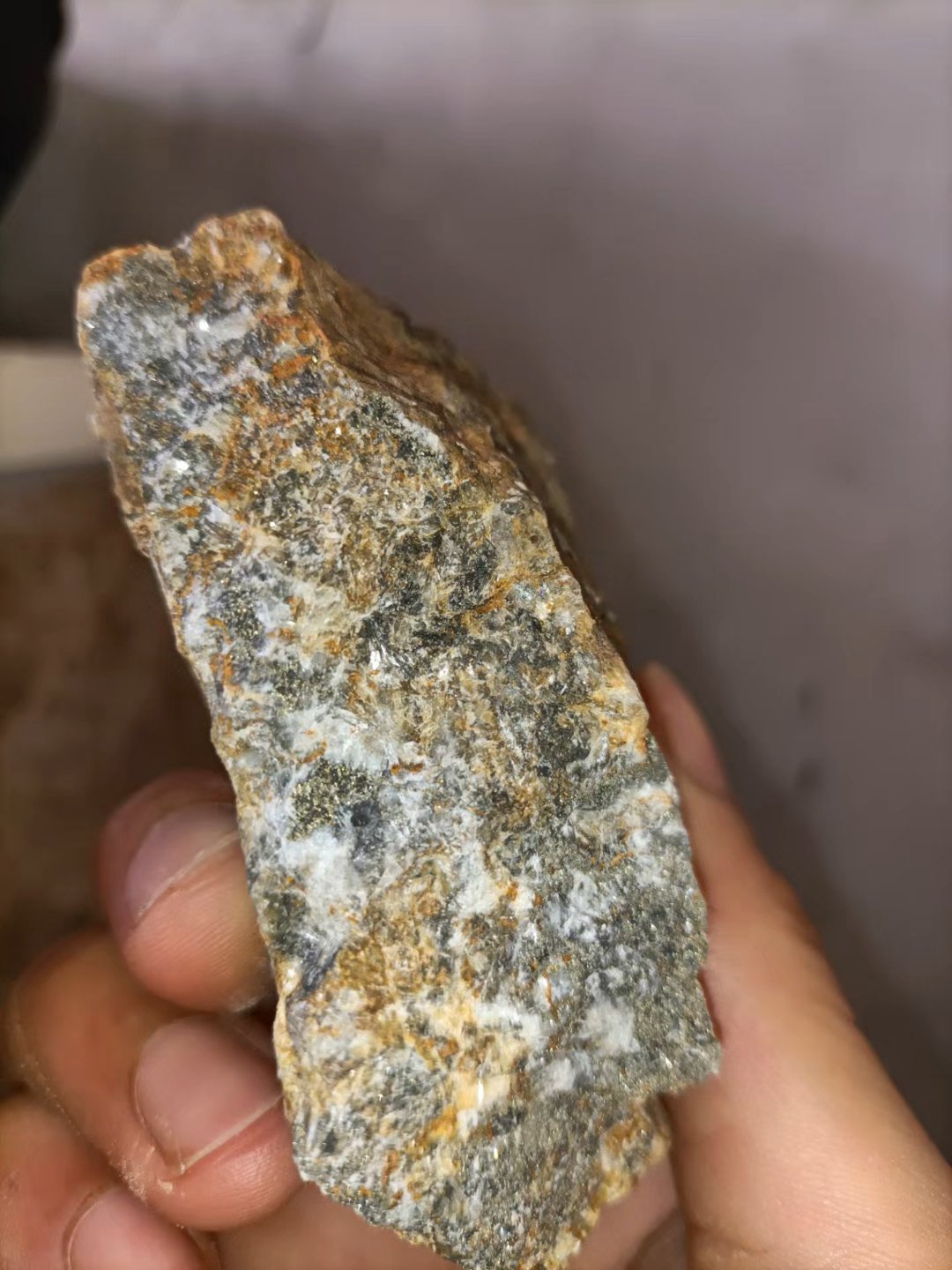 生活总是充满惊喜,就像这意外发现的金矿石,让我相信美好总在不经意间