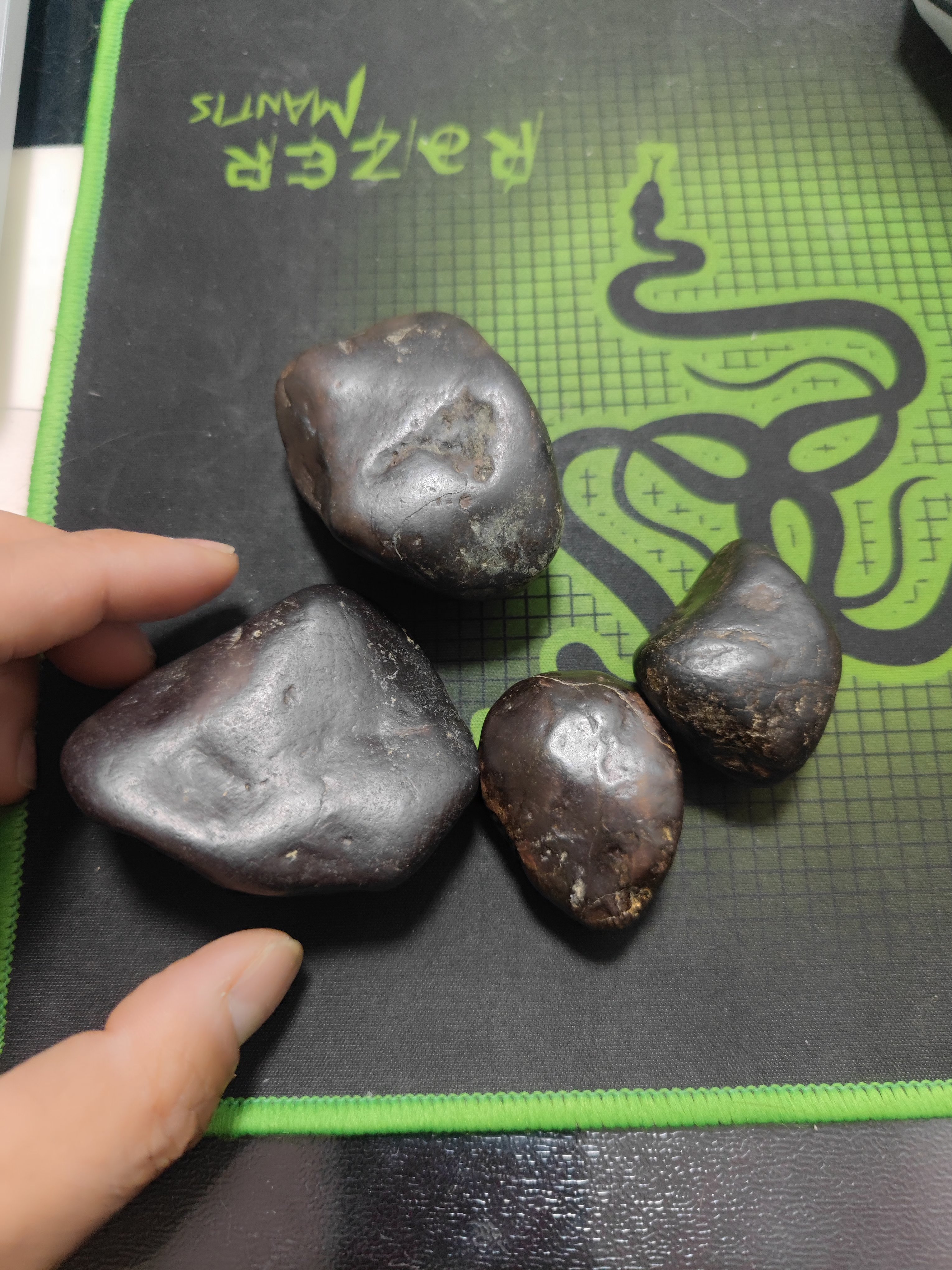 这几个是朋友洗沙子时捡的,送给我了,很奇怪的石头,陨石特征很明显