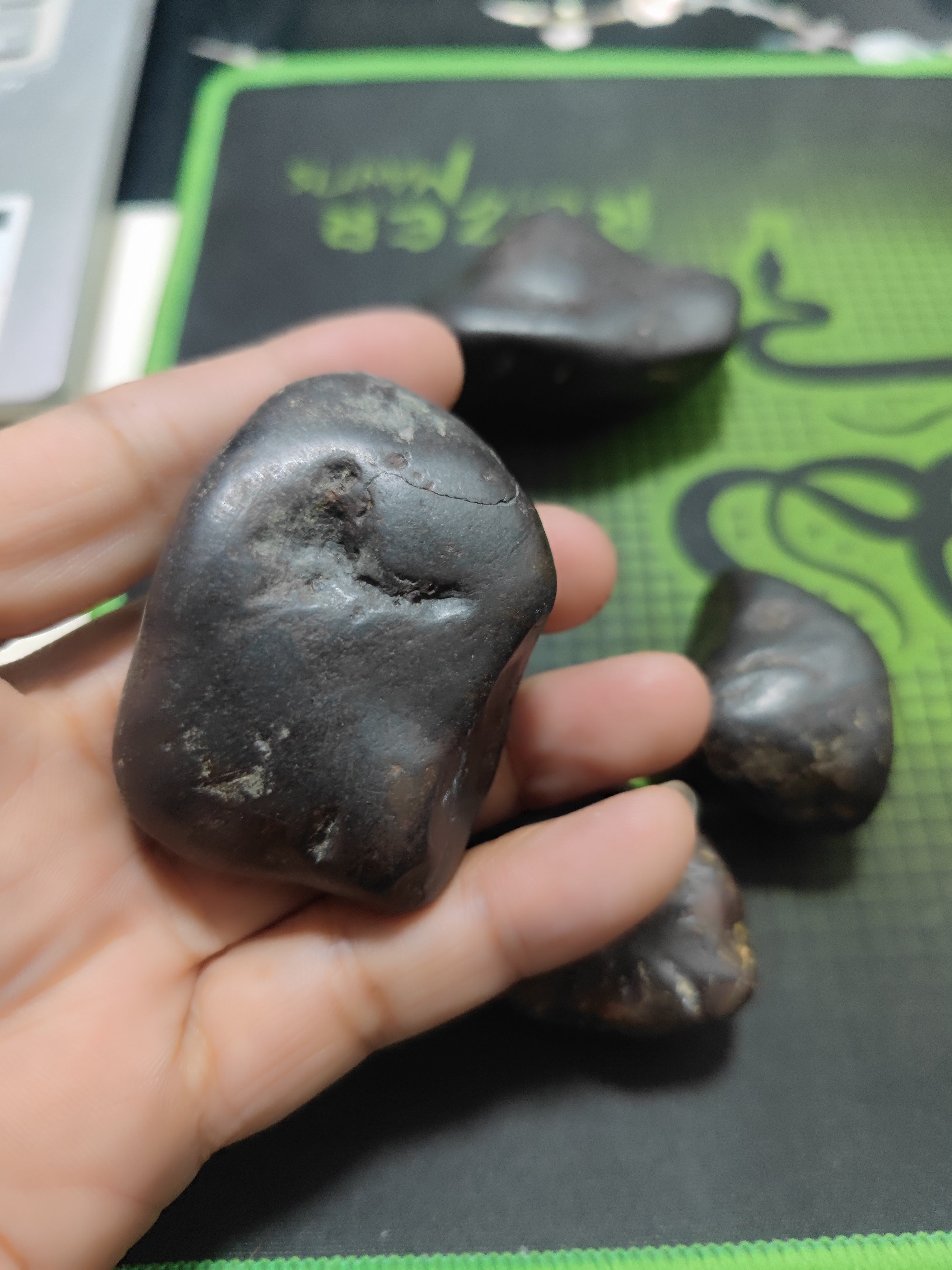 这几个是朋友洗沙子时捡的,送给我了,很奇怪的石头,陨石特征很明显