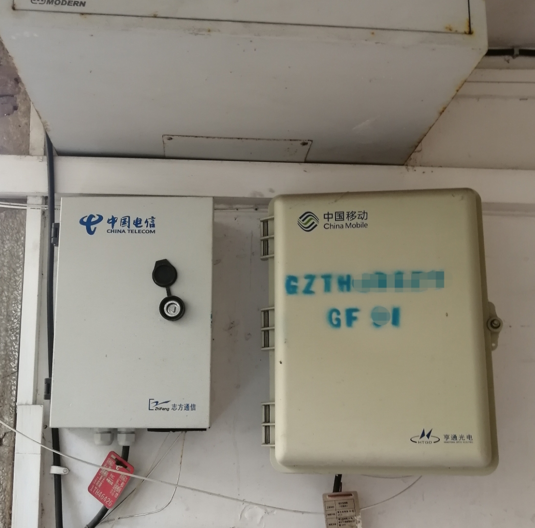 但望着家门口两个默默竞争的布线箱,不禁陷入了两难