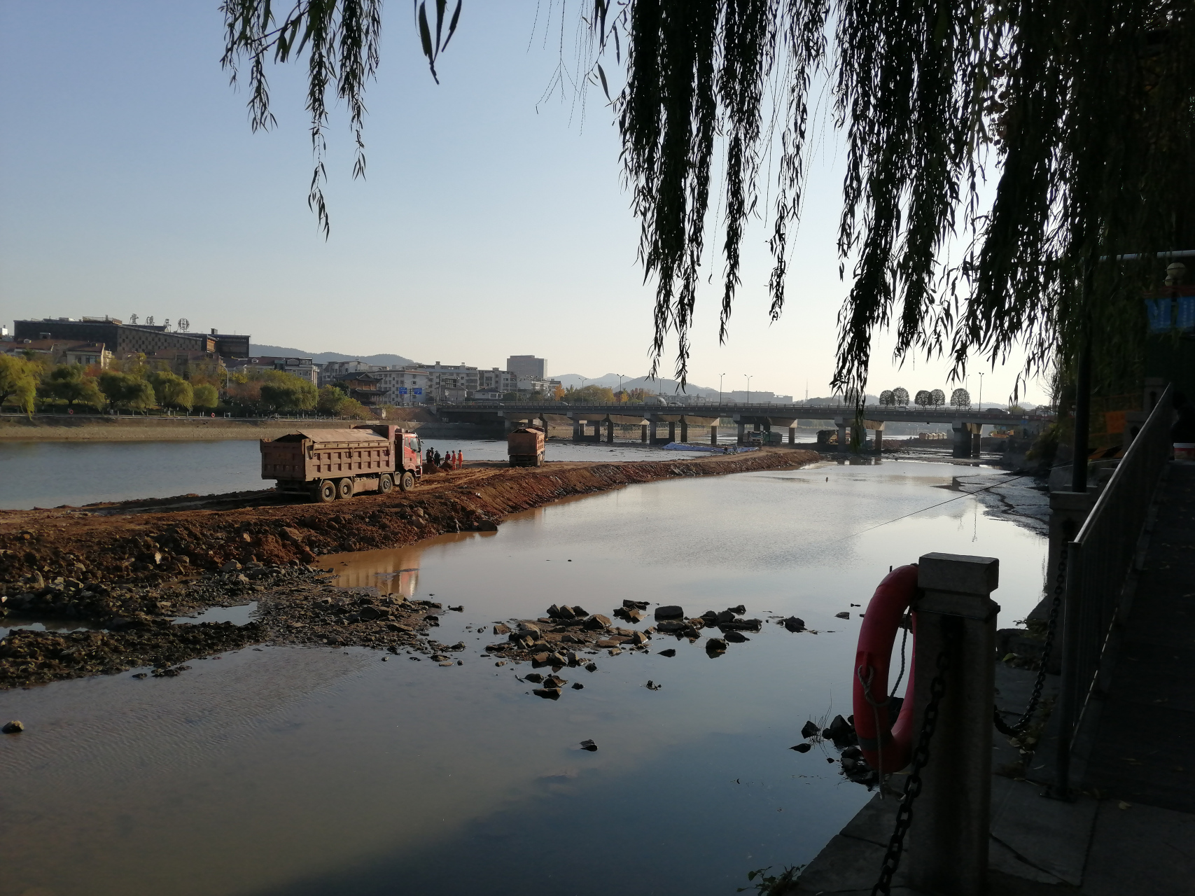 义乌-江滨公园 河道在施工 这里施工是准备做什么?