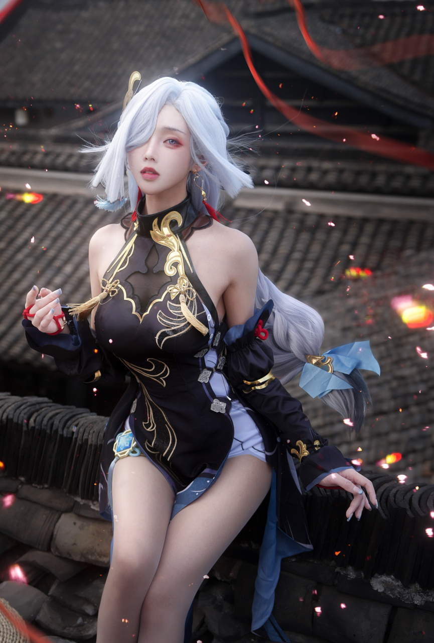 出镜:走路摇zly 申鹤海灯节cos 超美的申鹤cos 清冷的御姐风拉满.