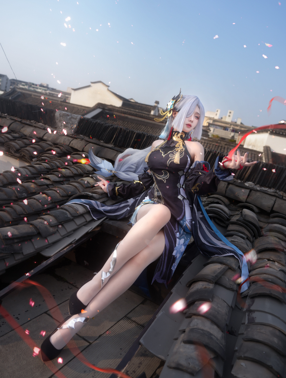 出镜:走路摇zly 申鹤海灯节cos 超美的申鹤cos 清冷的御姐风拉满.