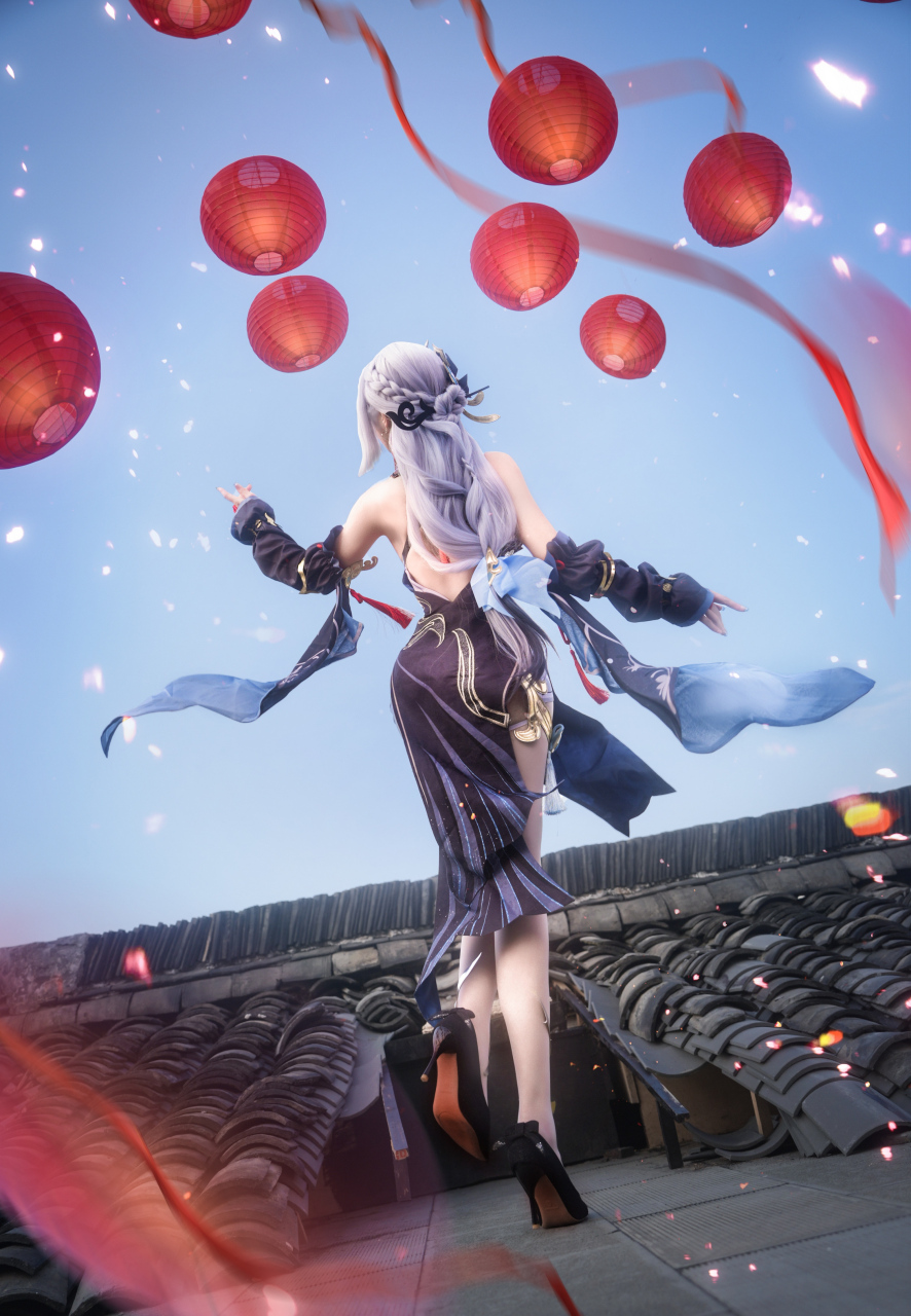 出镜:走路摇zly 申鹤海灯节cos 超美的申鹤cos 清冷的御姐风拉满.