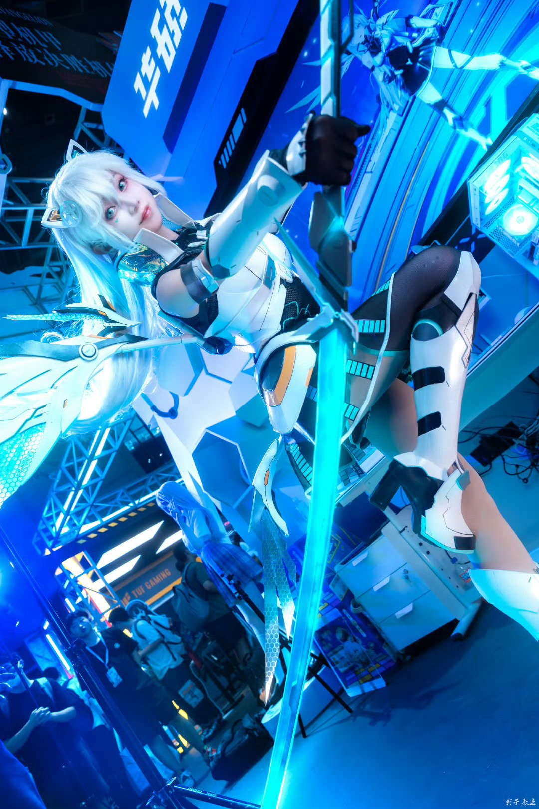 天选姬cos (走路摇)       今天遇到了走路摇cos的天选姬,真是太震撼