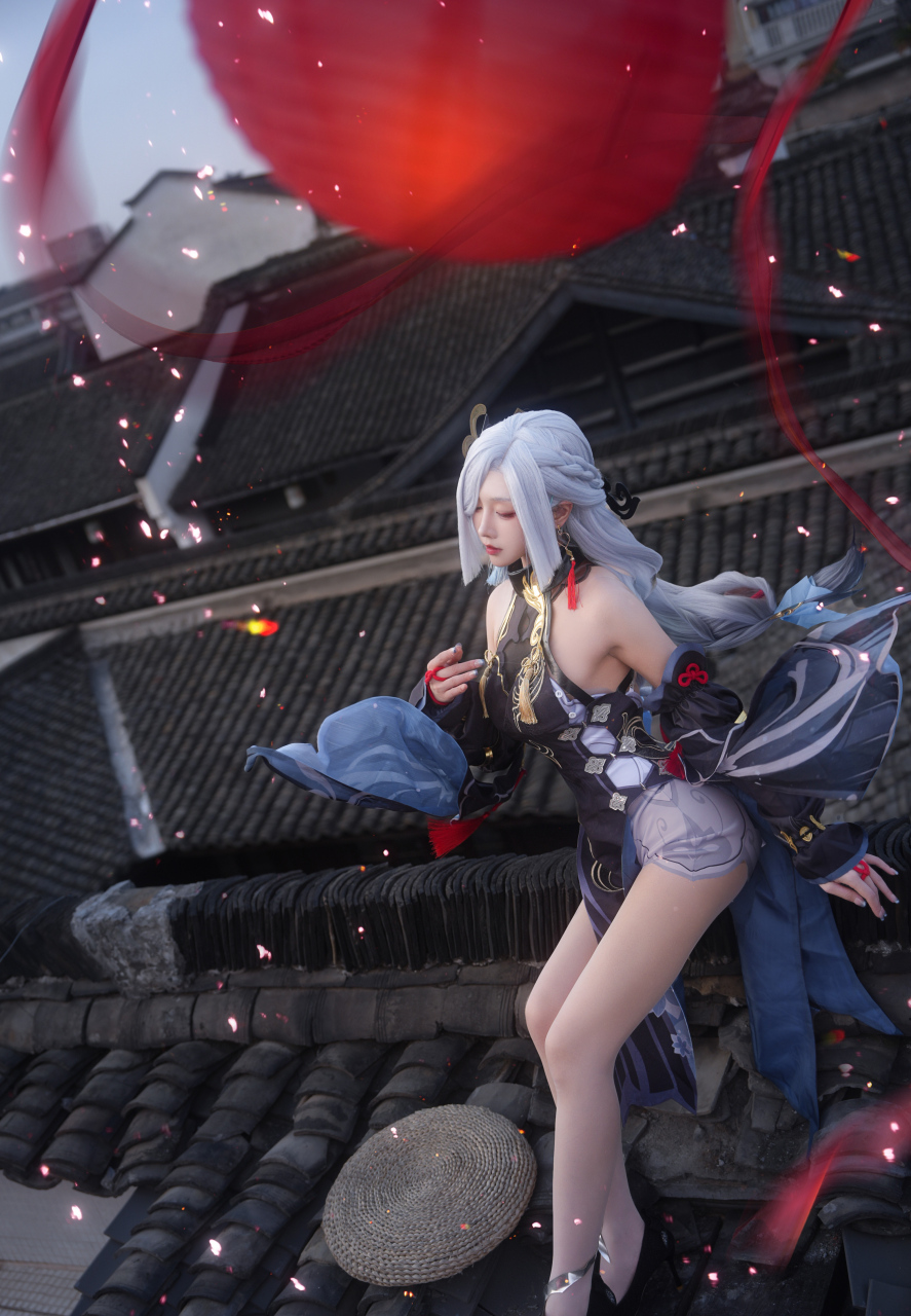 出镜:走路摇zly 申鹤海灯节cos 超美的申鹤cos 清冷的御姐风拉满.