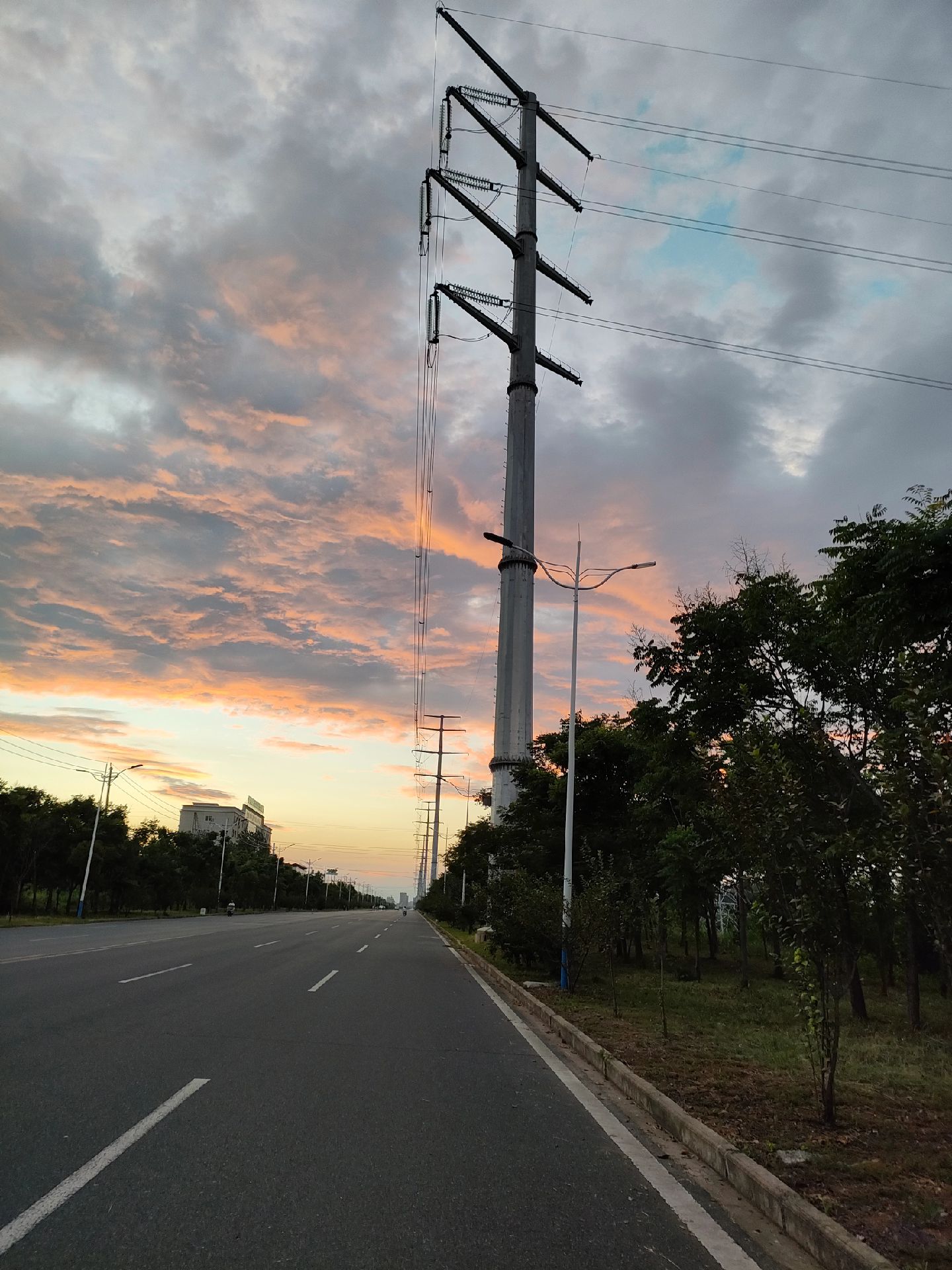 落日余晖中,电线杆静静守候,回家的路变得如此温柔.