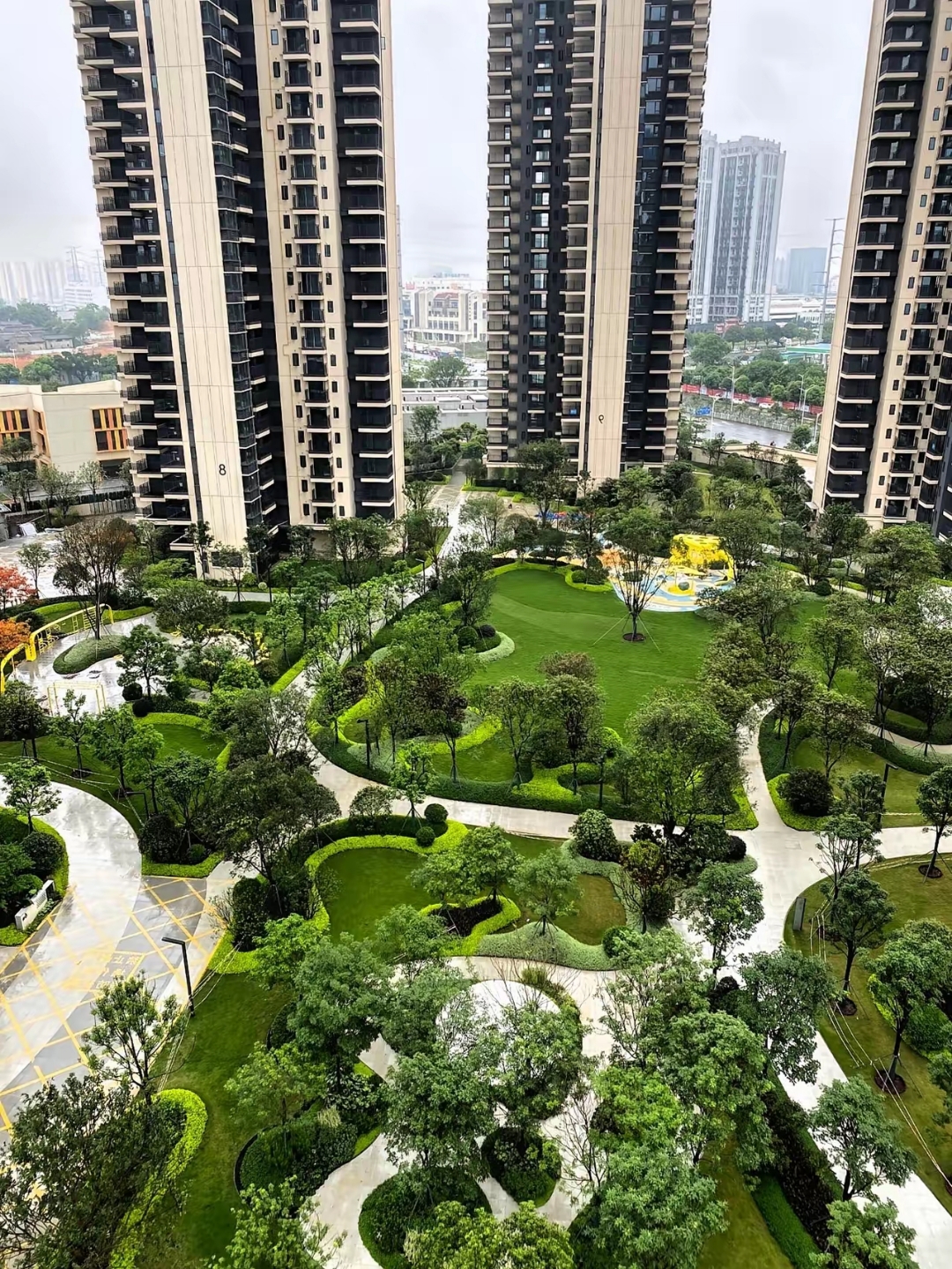 刚掏空积蓄买下房子,还没来得及装修入住,物业费账单就已经找上门