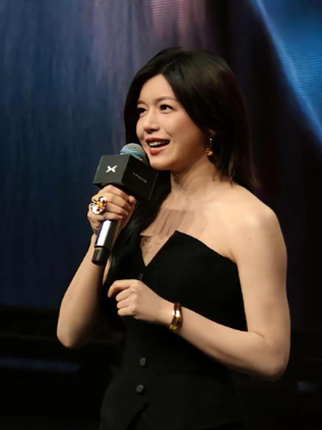 有点理解陈晓了 你看就连小鹏汽车的老总看到陈妍希这人那也是控制
