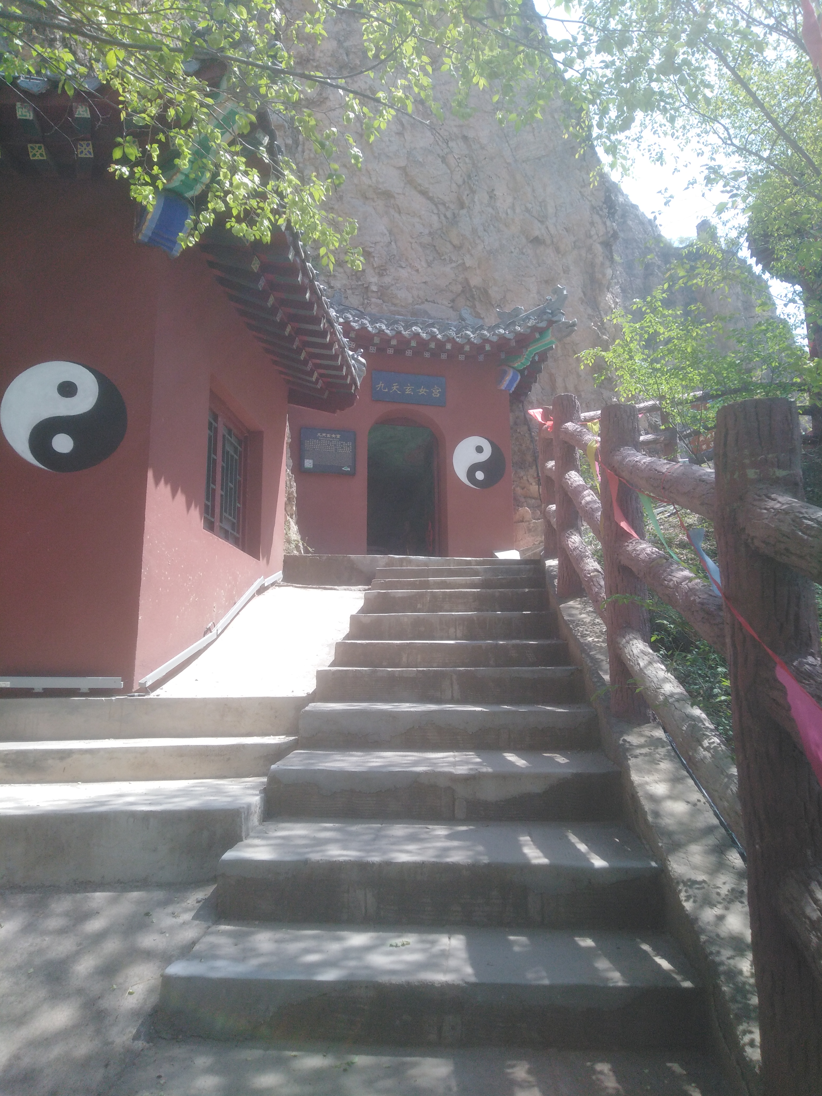 中间那座桥横跨在河流之上,如同连接两个世界的通道.