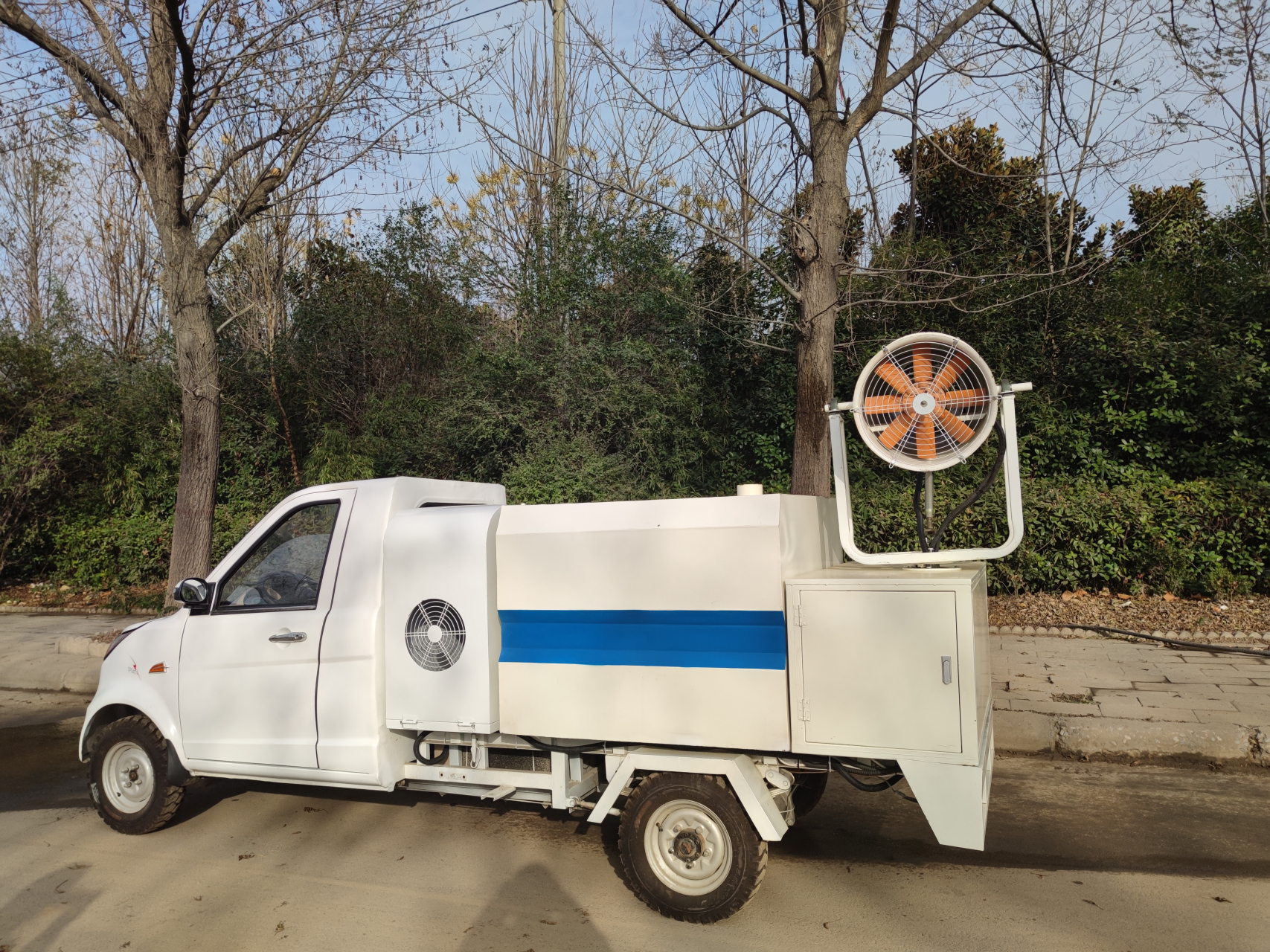 新能源电动喷雾洒水车,又称洒水雾炮车,打药洒水车,多功能降尘车.