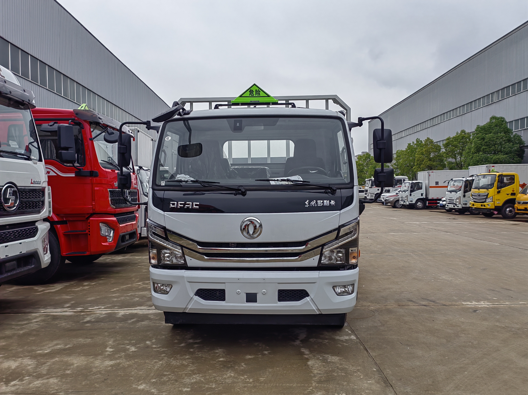东风多利卡5米2二类危险品气瓶运输车 专用于氧气乙炔甲烷丙烷氩气