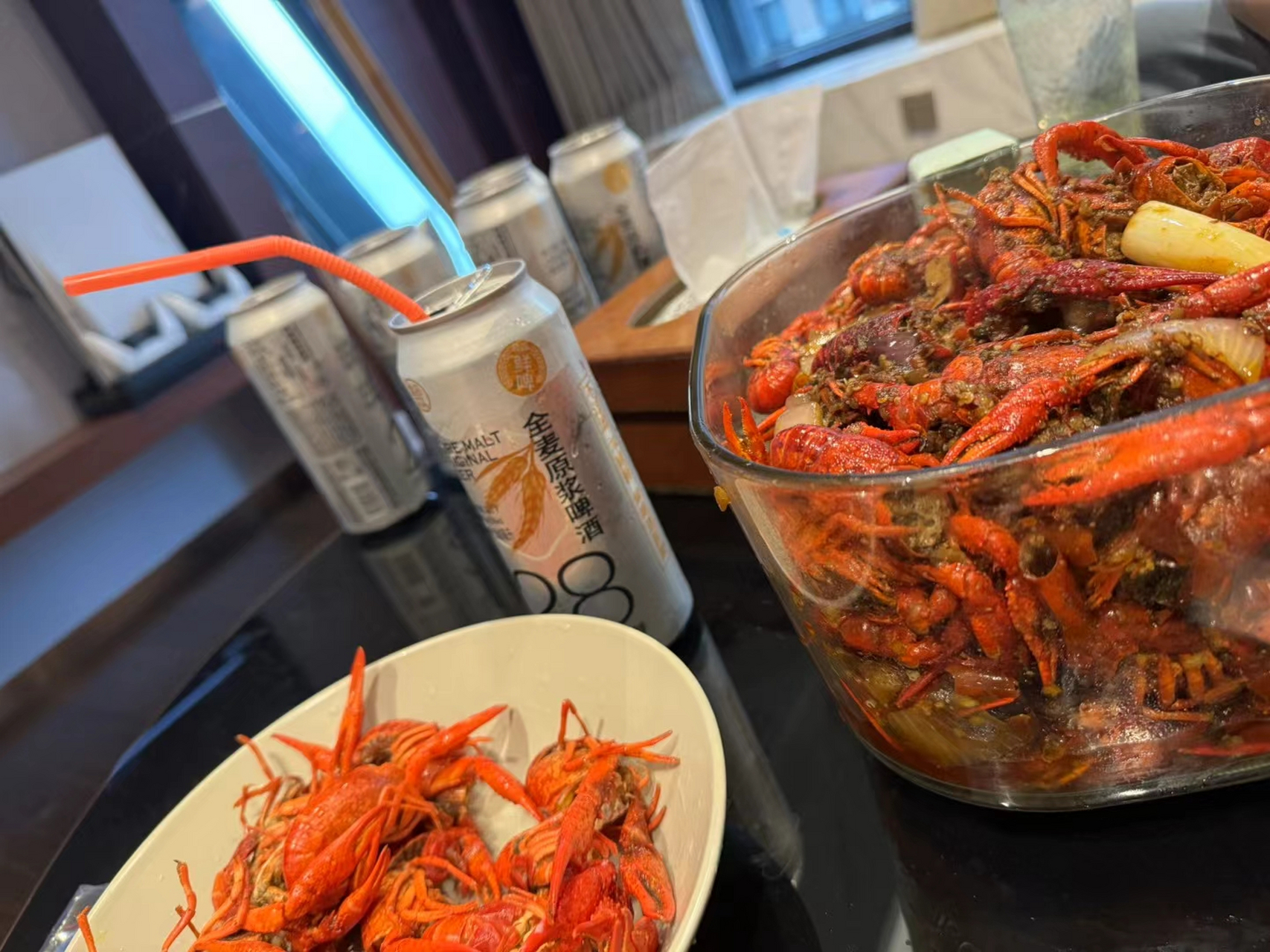 他们还说, 插吸管喝啤酒是吃小龙虾的标准动作