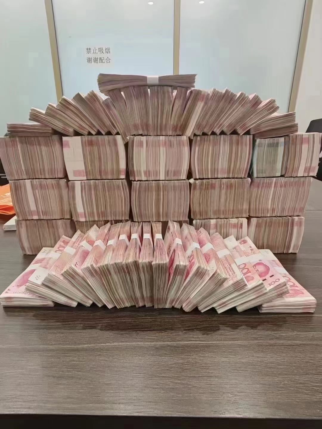 桌子上放现金图片图片